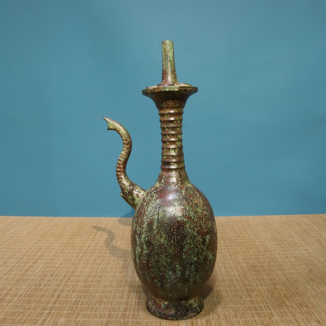 A beautiful bronze elephant trunk clean bottle: Exquisite bronze elephant trunk clean bottle Size:D:12.5cm H:41cm W:2.4kg (The Dimensions Of All Batches Are Manually Measured.If You Need More Detailed Information, Please Contact Our Customer