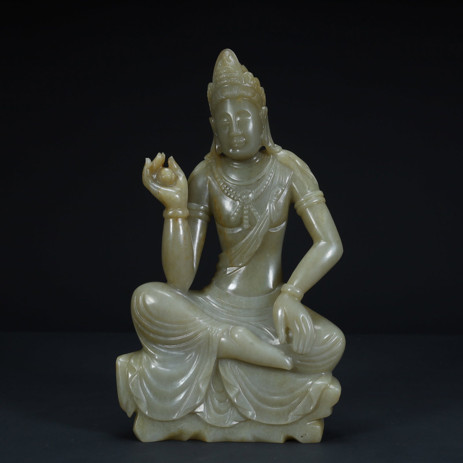 A seated statue of Hetian Qingyu Medicine Buddha from the Qing Dynasty: The seated statue of the Medicine Buddha in Hetian Qingyu in the Qing Dynasty Size:H:19cmxL:11cmxW:5cm W: 1.007kg (The Dimensions Of All Batches Are Manually Measured.If You Need More Detailed
