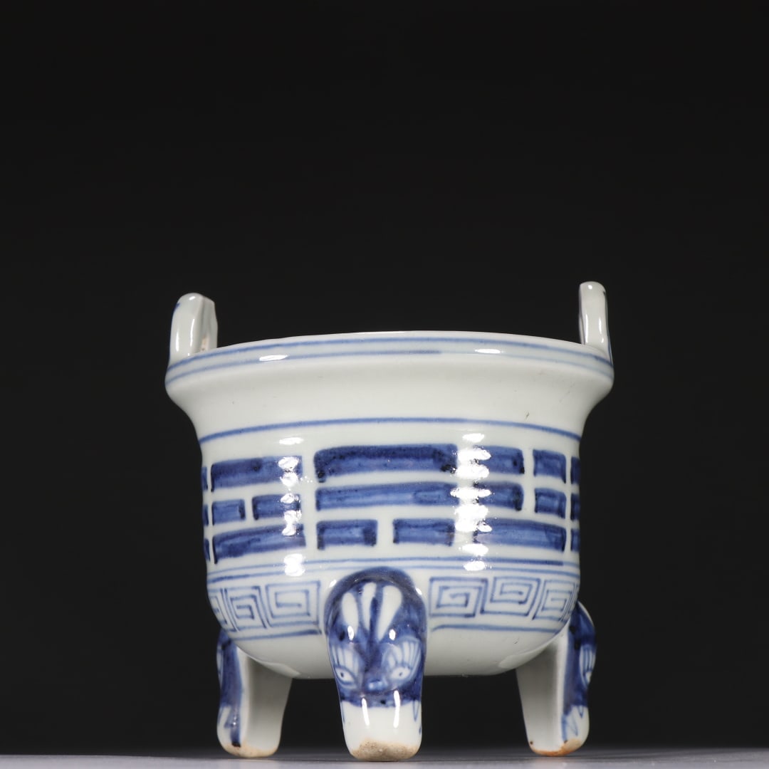 A green three-legged incense burner made in the Xuande era of the Ming Dynasty: The green three-legged incense burner made in the Xuande era of the Ming Dynasty Size:H:10.7cm W:9.8cm (The Dimensions Of All Batches Are Manually Measured.If You Need More Detailed Information, Pleas