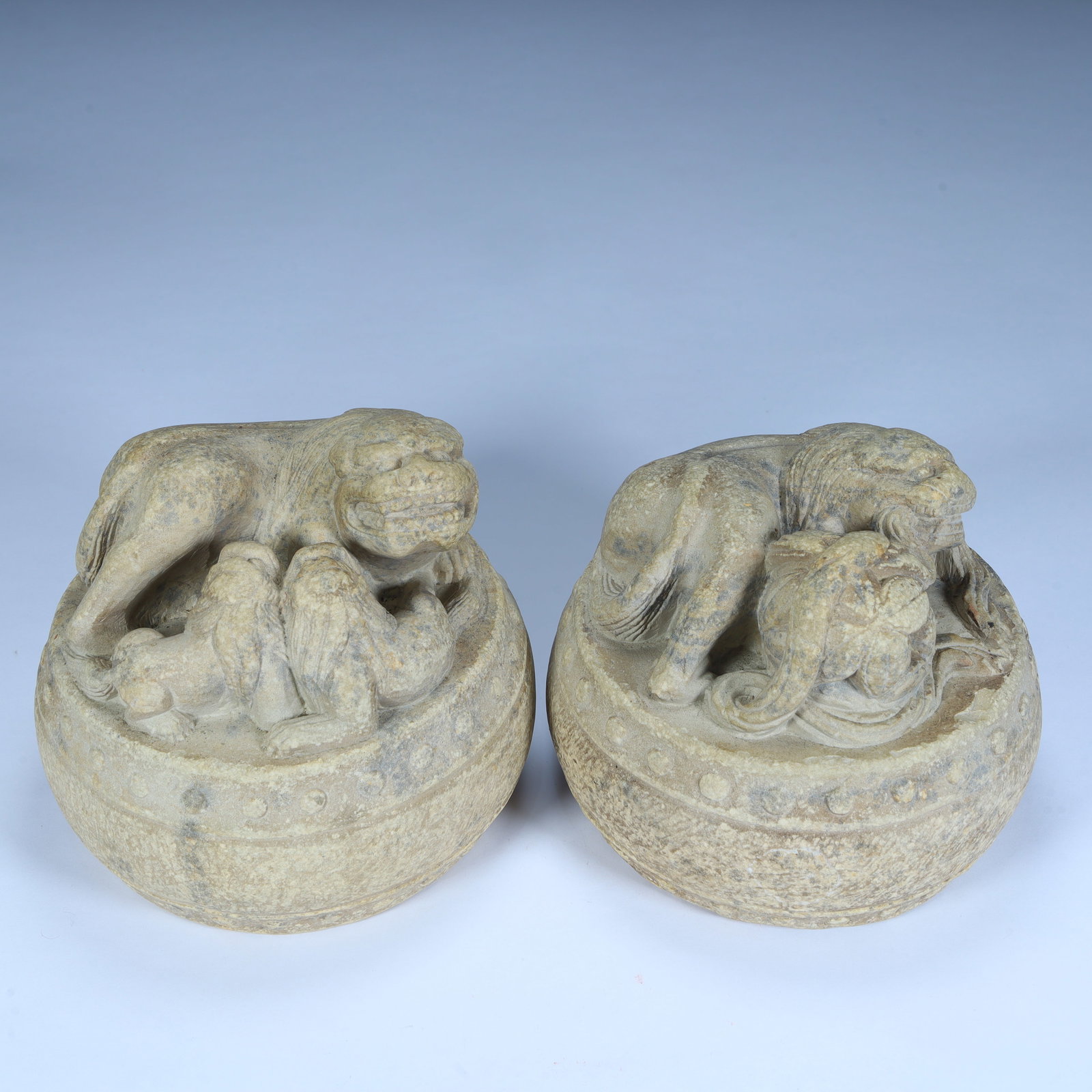 A beautiful stone carving Taishi and Young Lion drum ornament: Exquisite stone carving Taishi and Young Lion pattern drum ornaments Size:H:10.5cmxL:12.5cmxW:12.5cm W: 4.3kg (The Dimensions Of All Batches Are Manually Measured.If You Need More Detailed Information