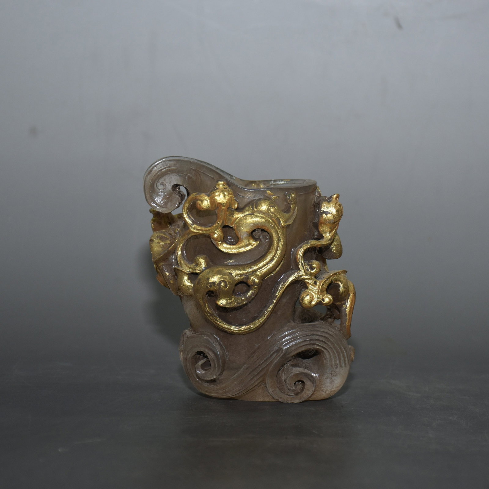 A beautifully carved glass glass with a dragon head beast: Exquisite glazed carved dragon head beast wine glass Size:L:8cm W:6cm H:10.5cm W:0.453kg (The Dimensions Of All Batches Are Manually Measured.If You Need More Detailed Information, Please Contact Our 