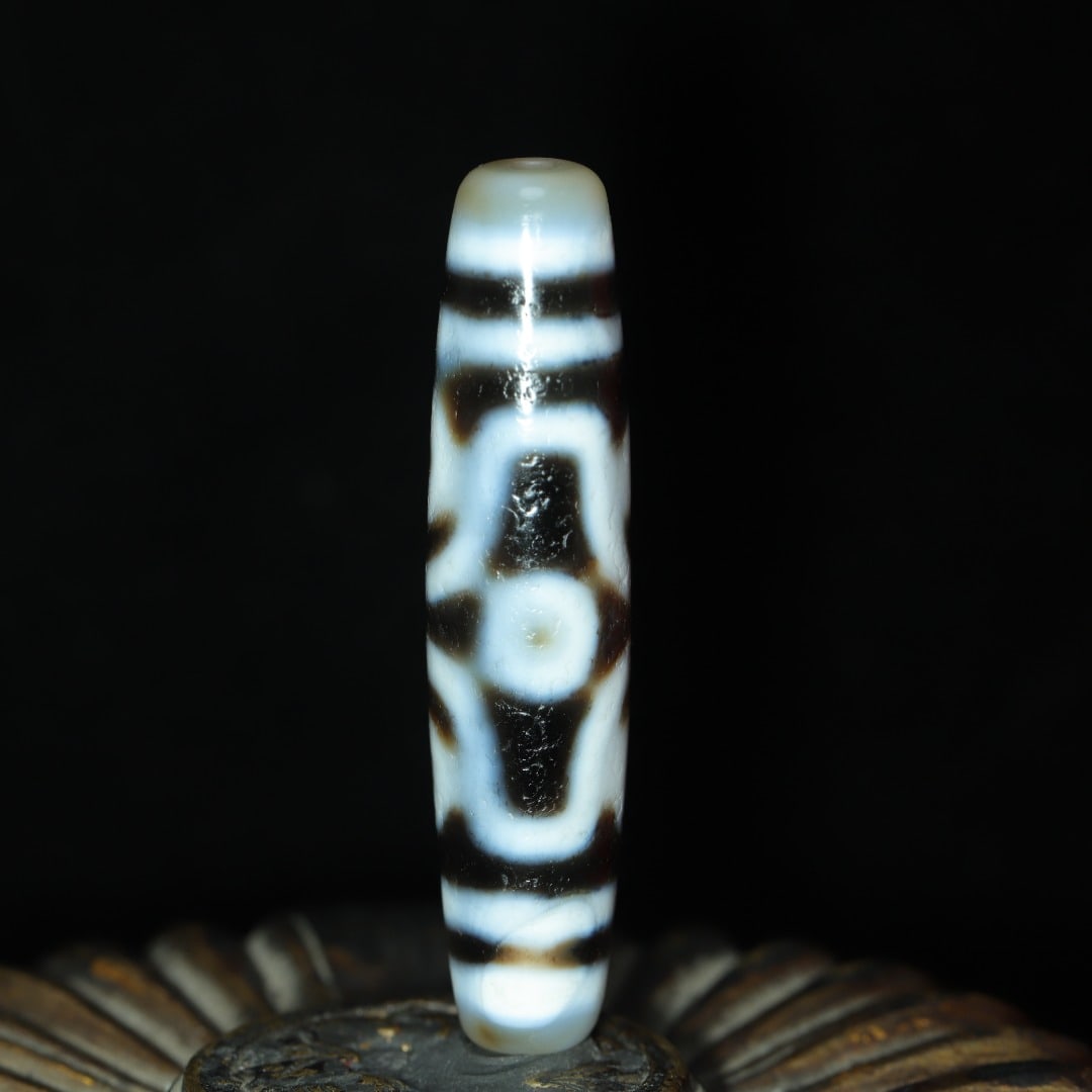 A beautiful seven-eyed Dzi: Exquisite Seven-Eyed Dzi Size:56x12mm W:0.013kg (The Dimensions Of All Batches Are Manually Measured.If You Need More Detailed Information, Please Contact Our Customer Service Before Bidding.)
