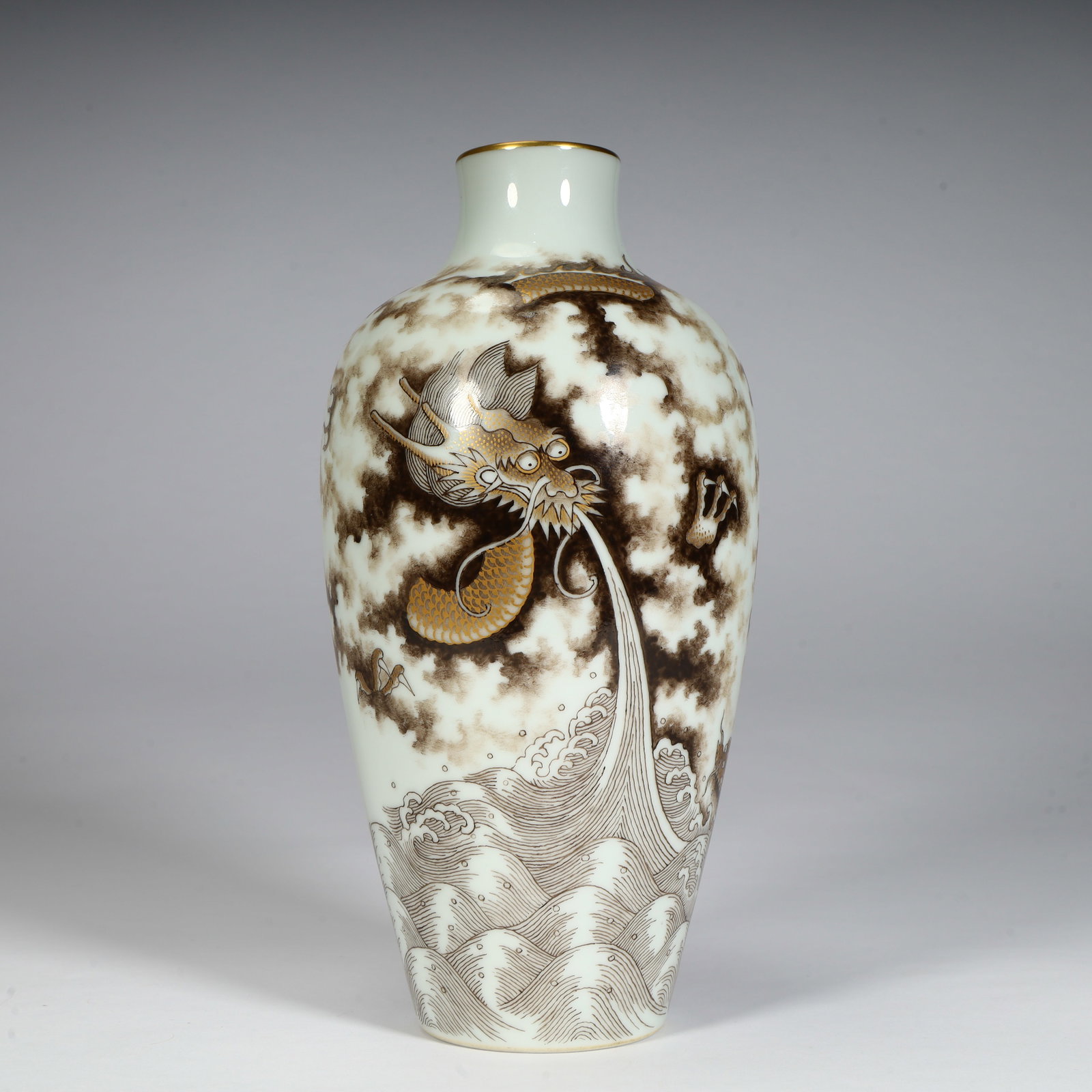 A beautiful sauce-glazed flower and bird pattern appreciation bottle: Exquisite sauce glaze gilded flower and bird pattern appreciation bottle Size:H:20cmxL:10cmxW:10cm W: 0.492kg (The Dimensions Of All Batches Are Manually Measured.If You Need More Detailed Information