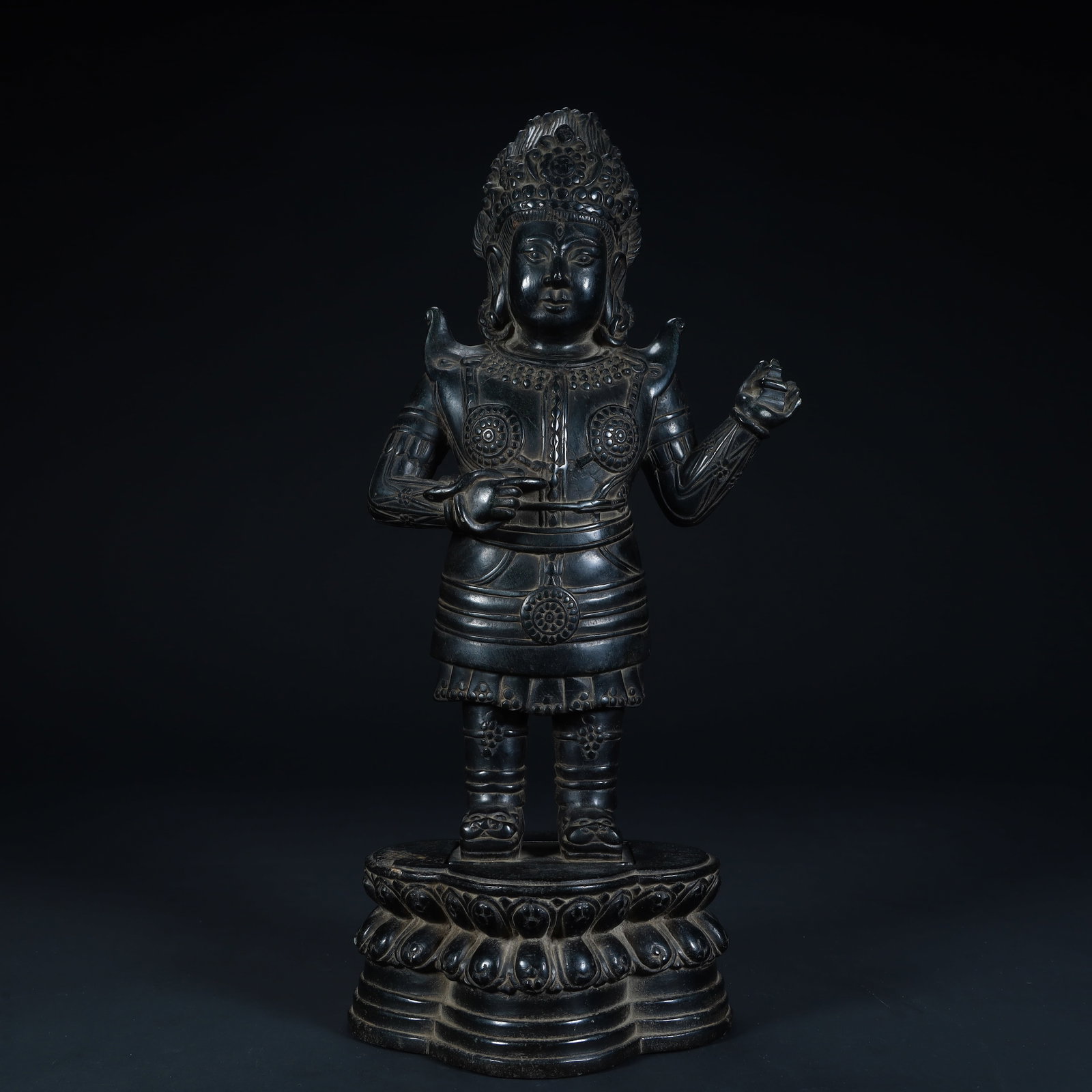 A statue of a black stone protector of the Qing Dynasty: The statue of the black stone protector of the Qing Dynasty Size:H:32.5cmxL:15cmxW:10cm W: 3kg (The Dimensions Of All Batches Are Manually Measured.If You Need More Detailed Information, Please Contac
