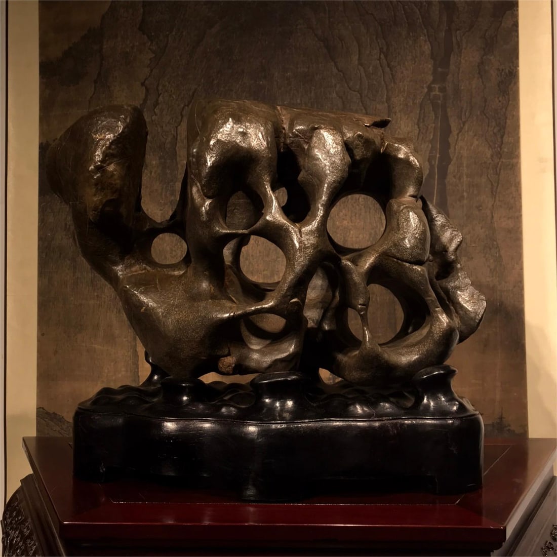 A beautiful Taihu Lake stone clear shadow: Exquisite Taihu Lake Shiqingying Size:L:54cm H:47cm T:24cm (The Dimensions Of All Batches Are Manually Measured.If You Need More Detailed Information, Please Contact Our Customer Service Before Biddin