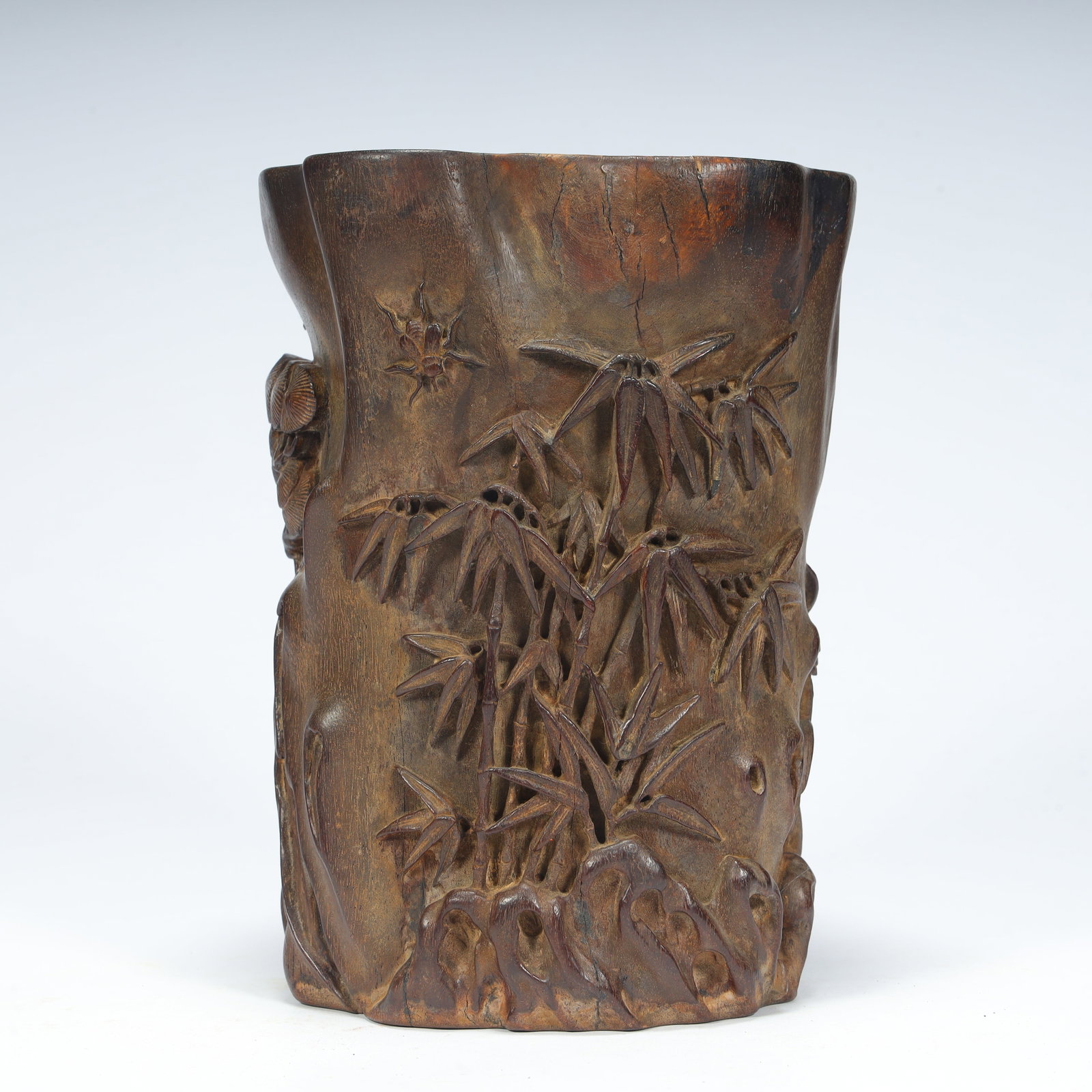 A Qing Dynasty rosewood carving "bamboo pattern pen holder": Qing Dynasty rosewood carving "bamboo pattern pen holder" Size:H:17cmxL:12.5cmxW:11cm W: 1.005kg (The Dimensions Of All Batches Are Manually Measured.If You Need More Detailed Information, Please Cont