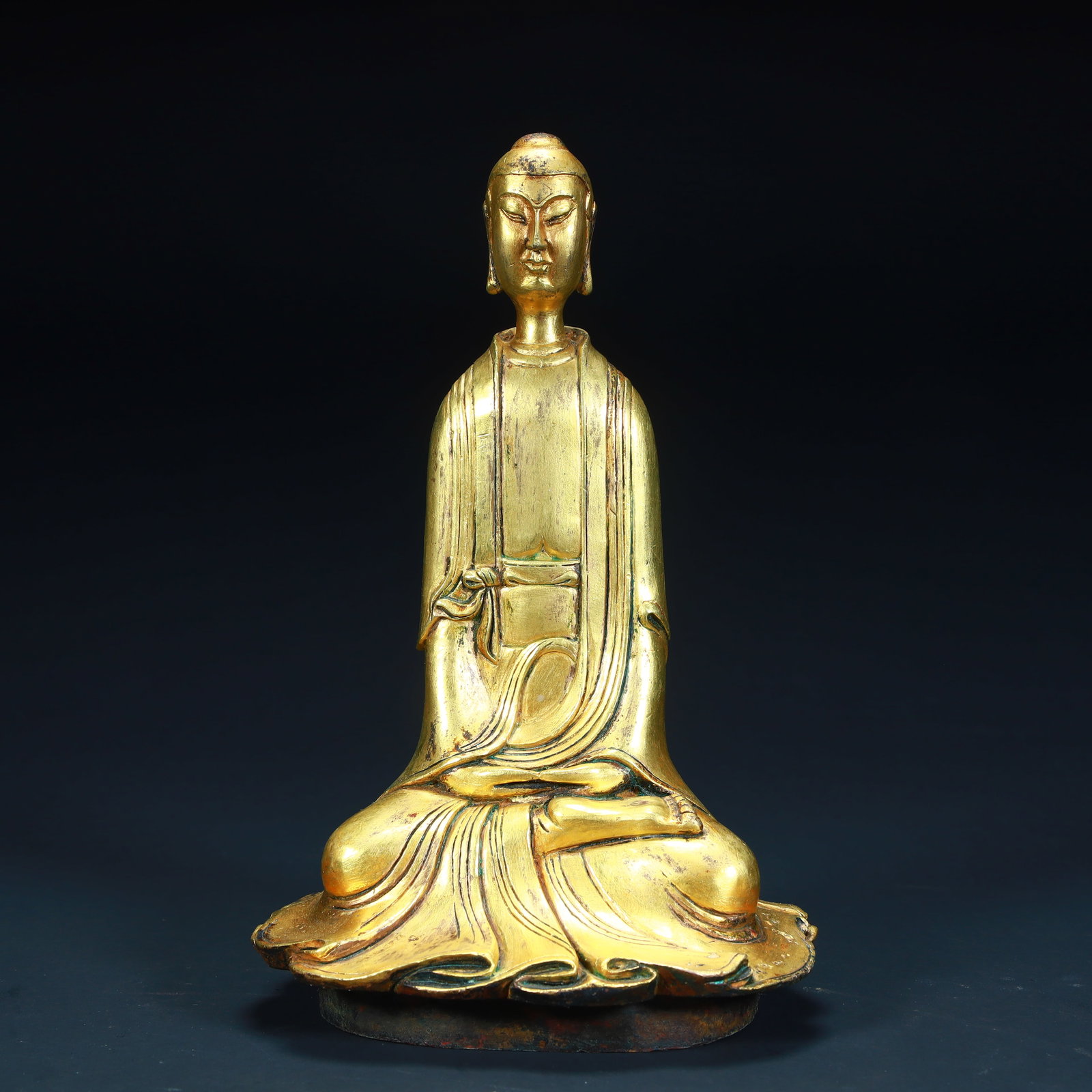 A bronze gilt Arhat statue of the Qing Dynasty: The bronze gilt Arhat statue of the Qing Dynasty Size:H:16cmxL:10cmxW:8.5cm W: 0.745kg (The Dimensions Of All Batches Are Manually Measured.If You Need More Detailed Information, Please Contact Our Cu