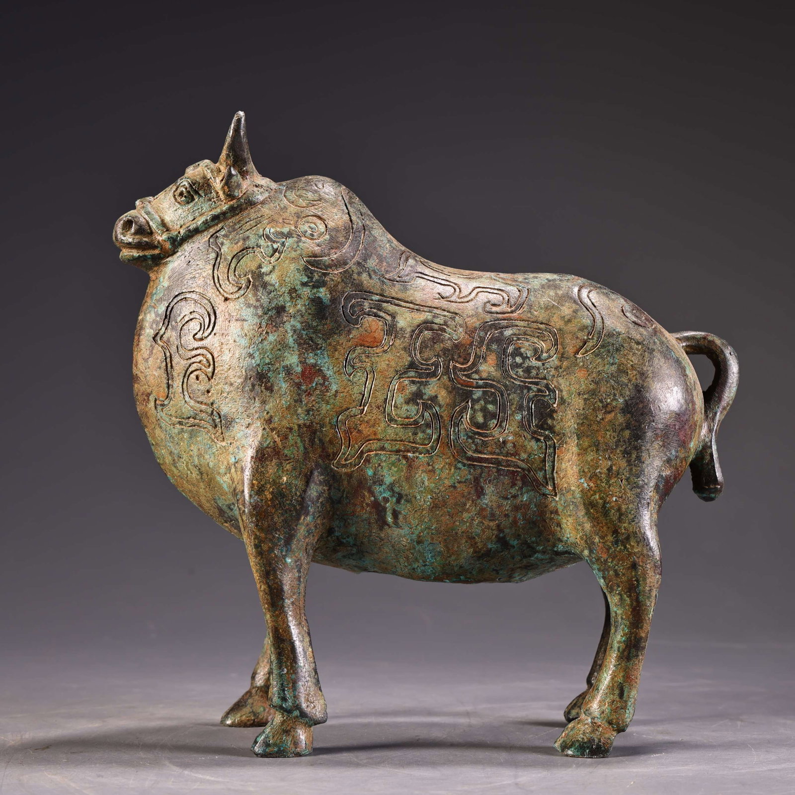 A fine bronze cow: Exquisite bronze cow Size:H:16cm W:16cm W:0.88kg (The Dimensions Of All Batches Are Manually Measured.If You Need More Detailed Information, Please Contact Our Customer Service Before Bidding.)