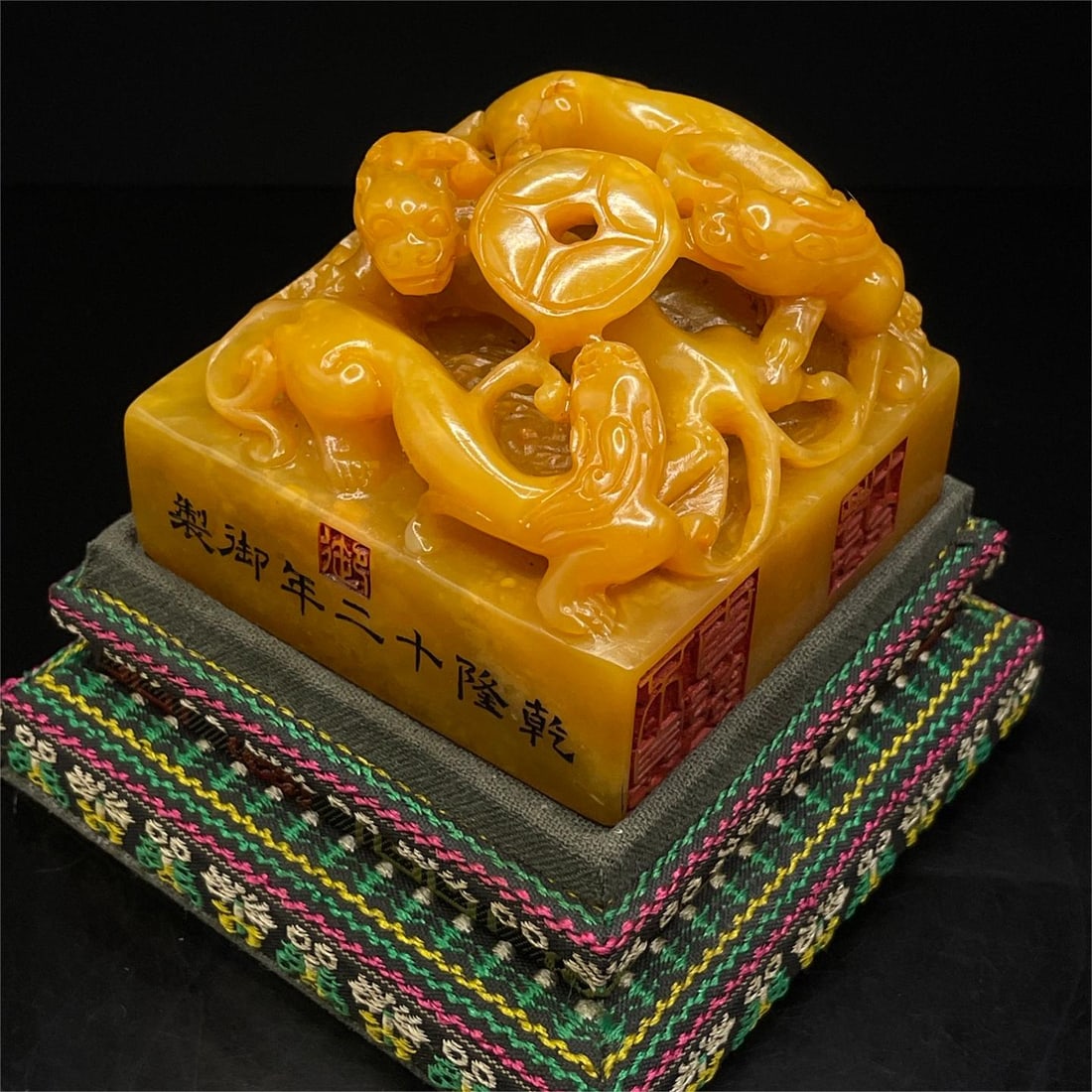 A beautiful Shoushan Shitian yellow stone carved dragon tiger seal: Exquisite Shoushan Shitian Huangshi carved dragon tiger seal Size:7.4x7.5x5.5cm W:0.485kg (The Dimensions Of All Batches Are Manually Measured.If You Need More Detailed Information, Please Contact Our