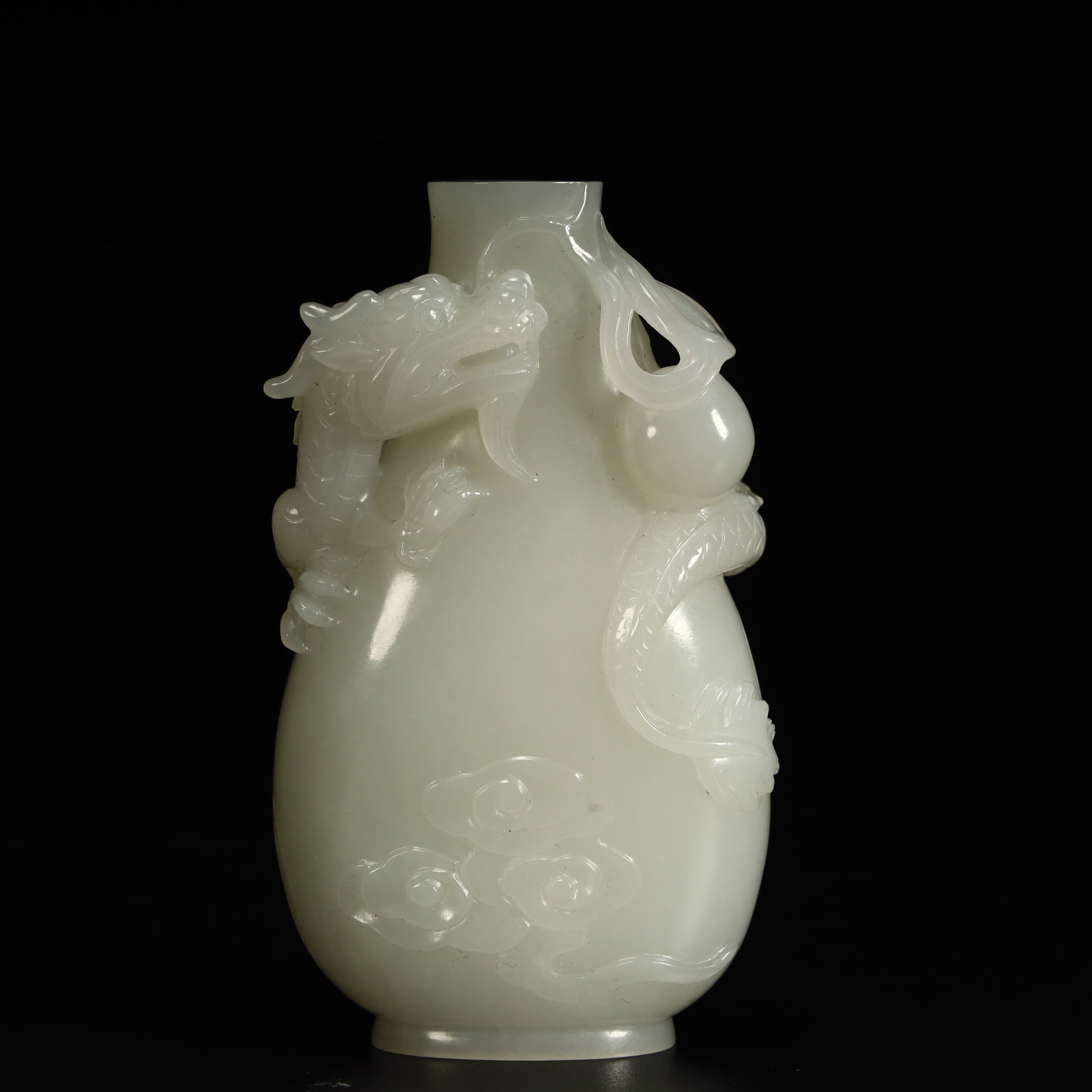 A Qing Dynasty Hetian jade dragon vase ornament: Qing Dynasty Hetian jade dragon vase ornament Size:H:9cmxL:5.5cmxW:2.5cm W: 0.189kg (The Dimensions Of All Batches Are Manually Measured.If You Need More Detailed Information, Please Contact Our Custo