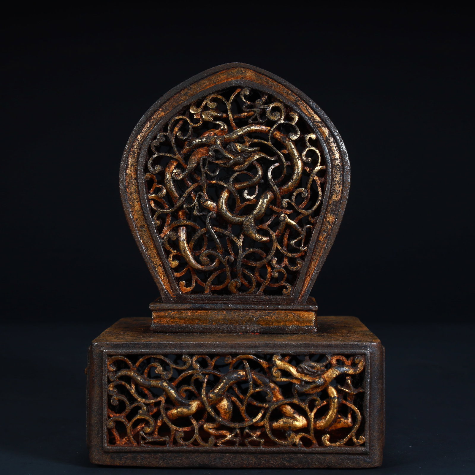 A 17th-century iron-cut gold openwork official seal (1 of 11)
