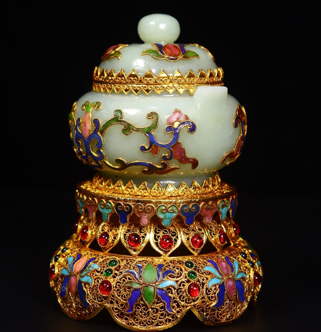 A beautiful Hetian jade filigree jar: Exquisite Hetian jade filigree jar Size:D:10cm H:14cm W:0.508kg (The Dimensions Of All Batches Are Manually Measured.If You Need More Detailed Information, Please Contact Our Customer Service Before B