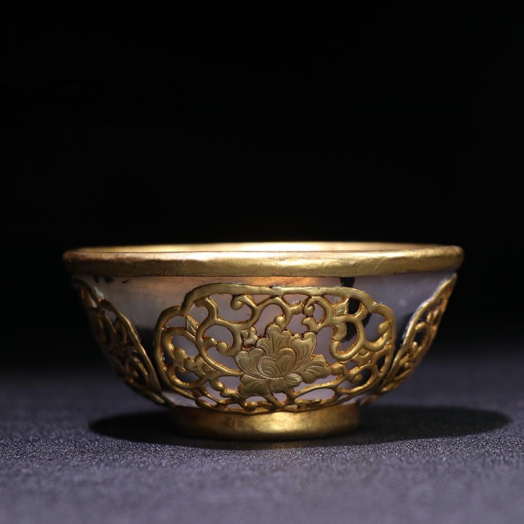 A fine old onyx gilt limb inlaid cup: Exquisite old agate gilt branch inlaid cup Size:82x39mm W:106g (The Dimensions Of All Batches Are Manually Measured.If You Need More Detailed Information, Please Contact Our Customer Service Before Bi