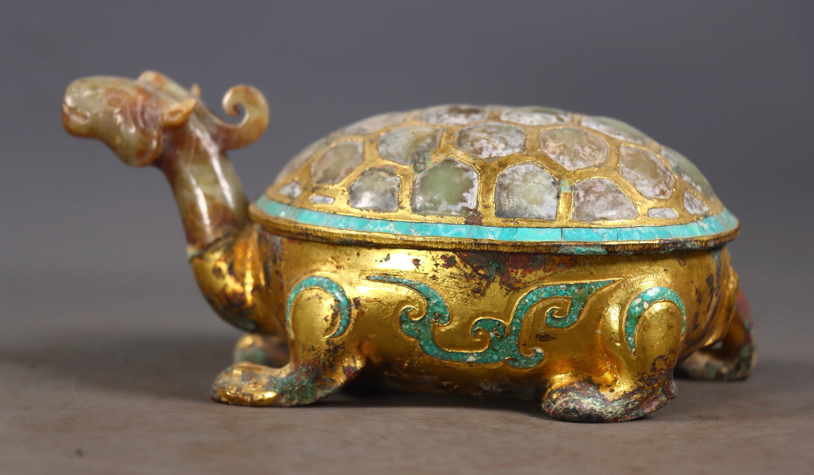 A copper gilt inlaid Hetian jade double dragon furnace from the Han Dynasty: The Han Dynasty's Zhenpin War period copper gilt inlaid Hetian jade double dragon furnace Size: L: 18 cm; W: 8.5 cm; H: 22.5 cm; Weight: 0.741 kg (The Dimensions Of All Batches Are Manually Measured.I