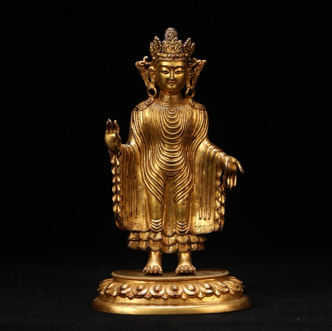 A bronze gilt sandalwood Buddha statue from the Qing Dynasty: The bronze gilt sandalwood Buddha statue of the Qing Dynasty Size:24x13.2x8.2cm W:2.0082kg (The Dimensions Of All Batches Are Manually Measured.If You Need More Detailed Information, Please Contact