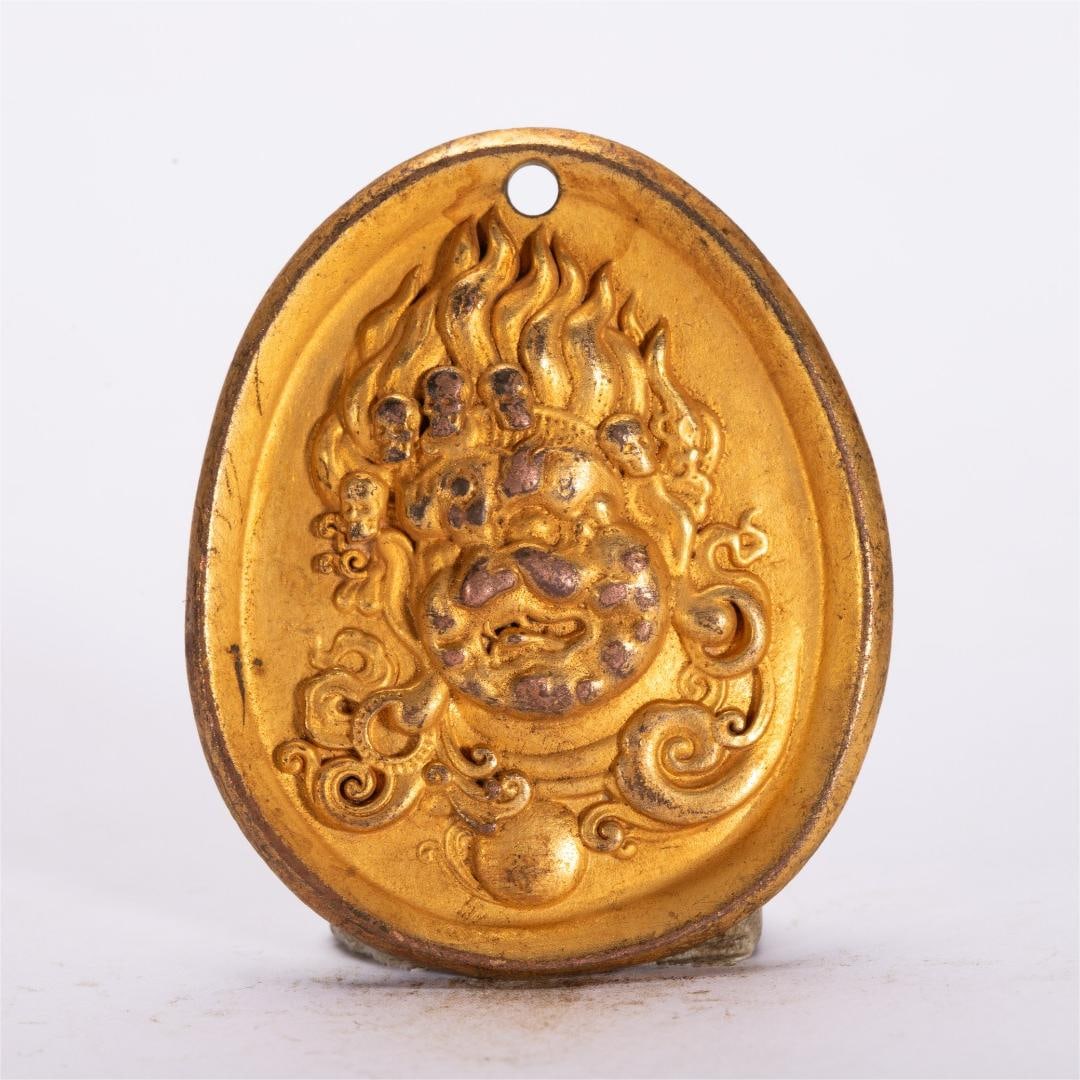 A fine copper-gilt plaque: Exquisite copper gilt plaque Size:L:5cm W:4cm W:0.03kg (The Dimensions Of All Batches Are Manually Measured.If You Need More Detailed Information, Please Contact Our Customer Service Before Bidding.)