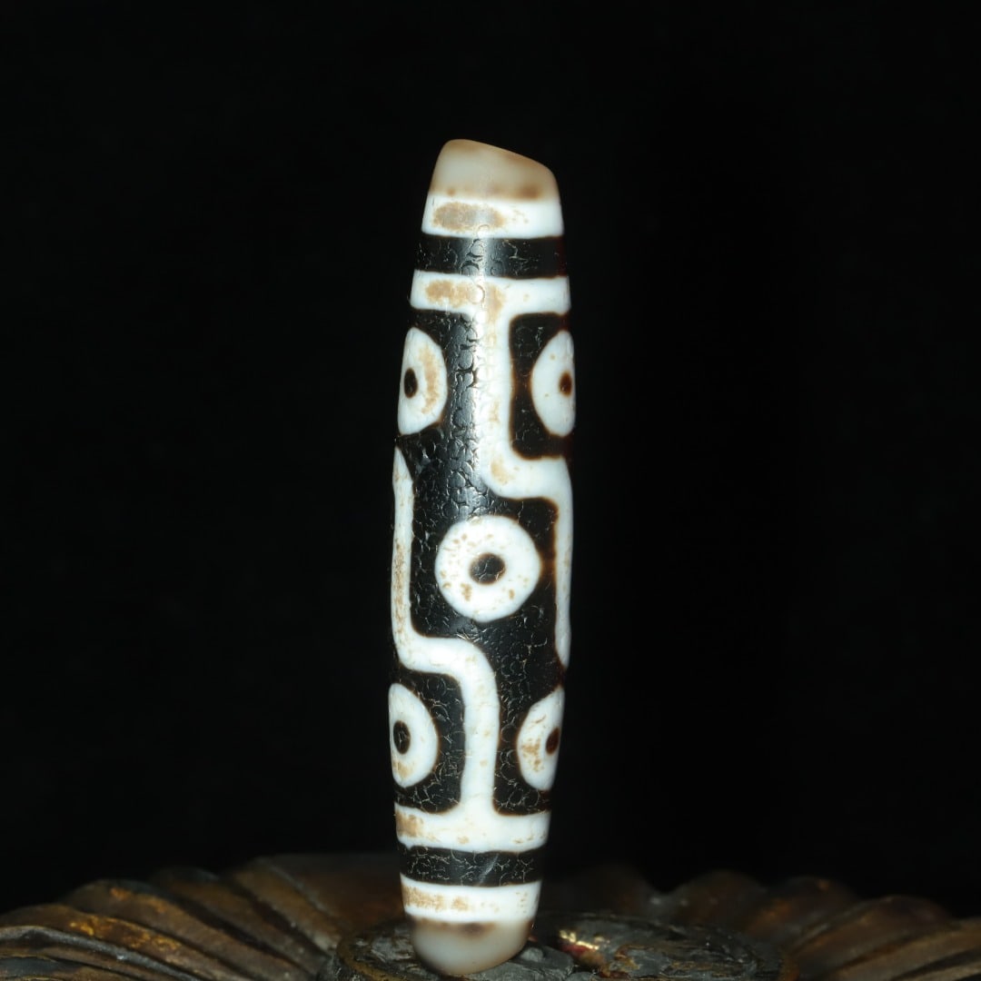 A beautiful nine-eyed dzi: Exquisite nine-eyed Dzi Size:55x12mm W:0.012kg (The Dimensions Of All Batches Are Manually Measured.If You Need More Detailed Information, Please Contact Our Customer Service Before Bidding.)