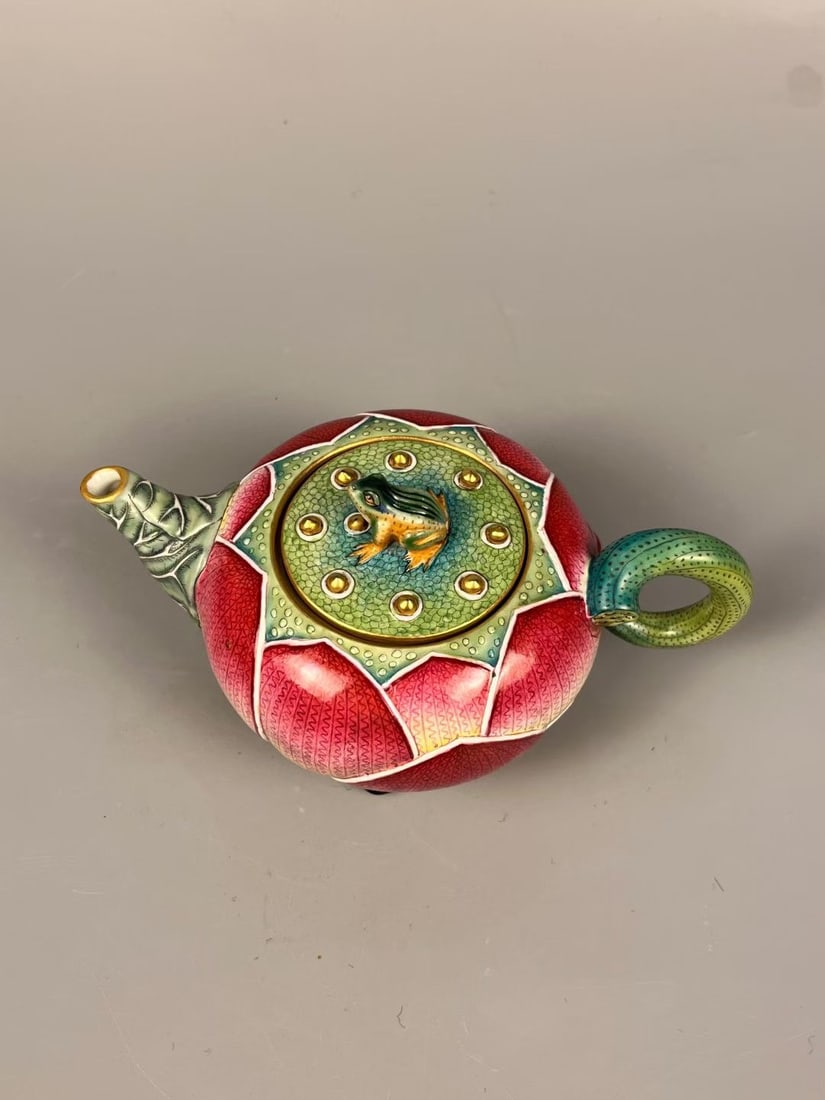 A hollow incense burner made in the Qianlong period of the Qing Dynasty with enamel colored gold: Qing Dynasty Qianlong year enamel colored gold-painted elephant foot consecrated figure hollow incense burner Size: Mouth Diameter: 22.8 cm; H: 33 cm (The Dimensions Of All Batches Are Manually Measur