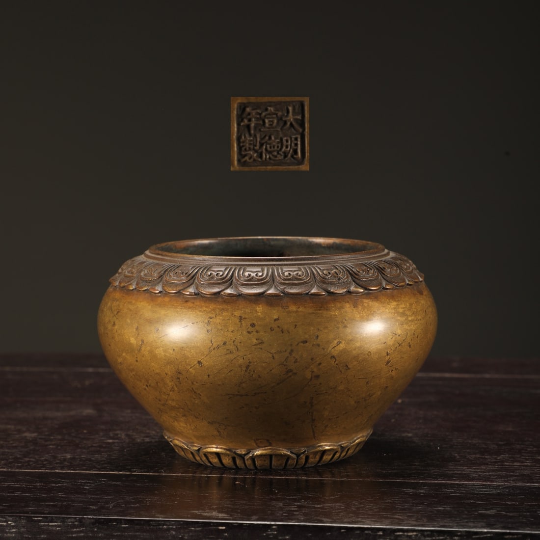 A copper-tired lotus petal pattern bowl furnace of the Ming Dynasty: The copper tire lotus petal pattern bowl furnace of the Ming Dynasty Size:H:6.7cm Calibre:7.6cm Belly diameter:11.3cm W:0.7kg (The Dimensions Of All Batches Are Manually Measured.If You Need More Deta