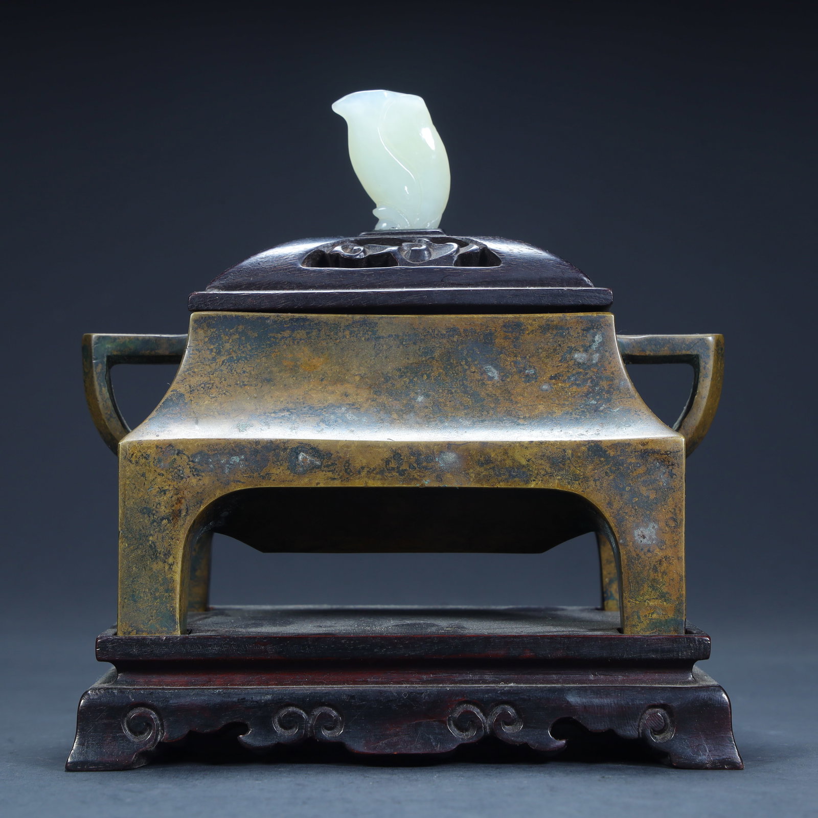 A rectangular aromatherapy of a copper tire jade button from the Qing Dynasty: Qing Dynasty copper tire jade button rectangular aromatherapy Size:H:14.5cmxL:13cmxW:9cm W: 1.053kg (The Dimensions Of All Batches Are Manually Measured.If You Need More Detailed Information, Please