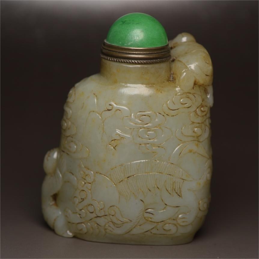 A beautiful Hetian jade snuff bottle: Exquisite Hetian jade snuff bottle Size:7.3x5.6x3.6cm W:0.188kg (The Dimensions Of All Batches Are Manually Measured.If You Need More Detailed Information, Please Contact Our Customer Service Before