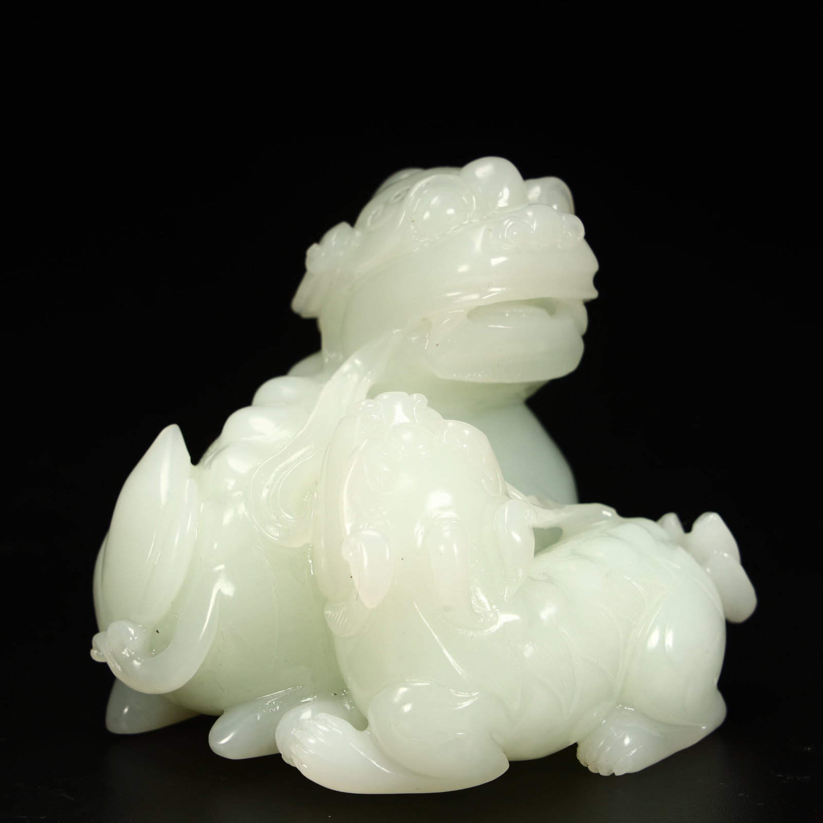 A Qing Dynasty Hetian jade beast ornament: Qing Dynasty Hetian jade auspicious beast ornament Size:H:7cmxL:7.5cmxW:6cm W: 0.35kg (The Dimensions Of All Batches Are Manually Measured.If You Need More Detailed Information, Please Contact Our Cus