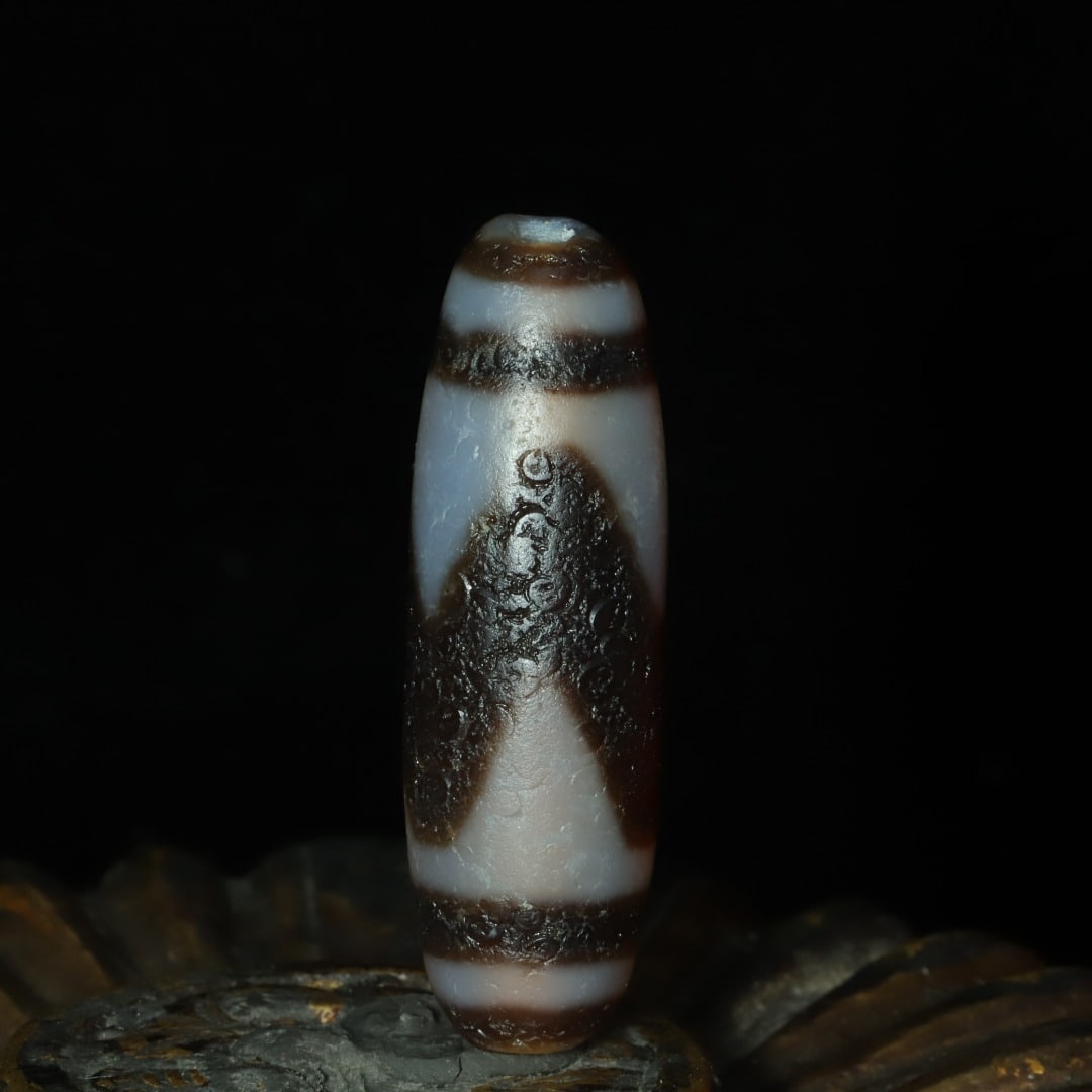A piece of exquisite tiger tooth dzi: Exquisite tiger tooth Dzi Size:36x11mm W:0.008kg (The Dimensions Of All Batches Are Manually Measured.If You Need More Detailed Information, Please Contact Our Customer Service Before Bidding.)