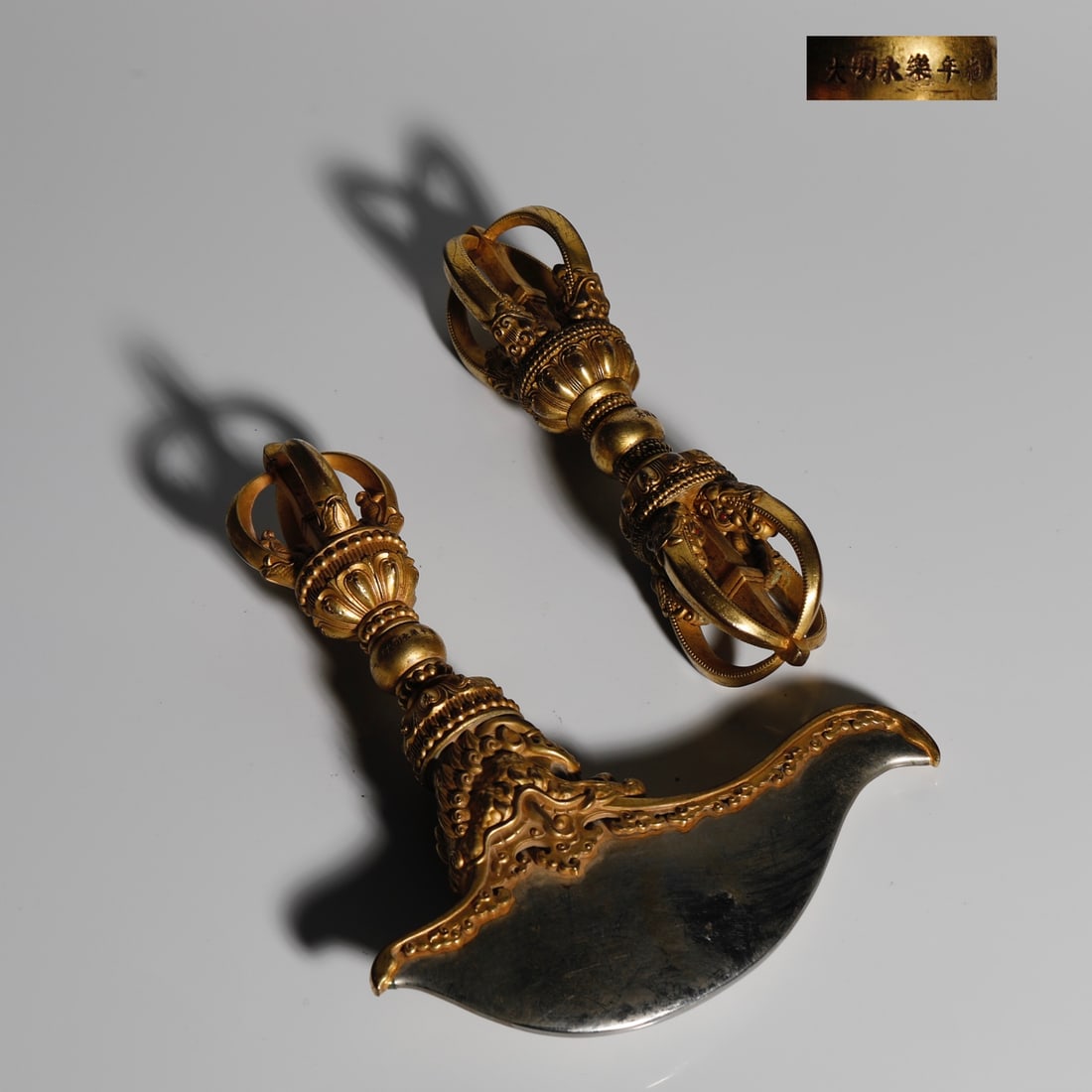 A set of copper gilt diamond axe knives and vajra pestles of the Ming Dynasty: The copper gilt of the Ming Dynasty, the diamond axe, axe and pestle Size:Knife L:15cm W:13cm W:0.7kg King Kong Pestle L:10cm W:0.3kg (The Dimensions Of All Batches Are Manually Measured.If You Need M