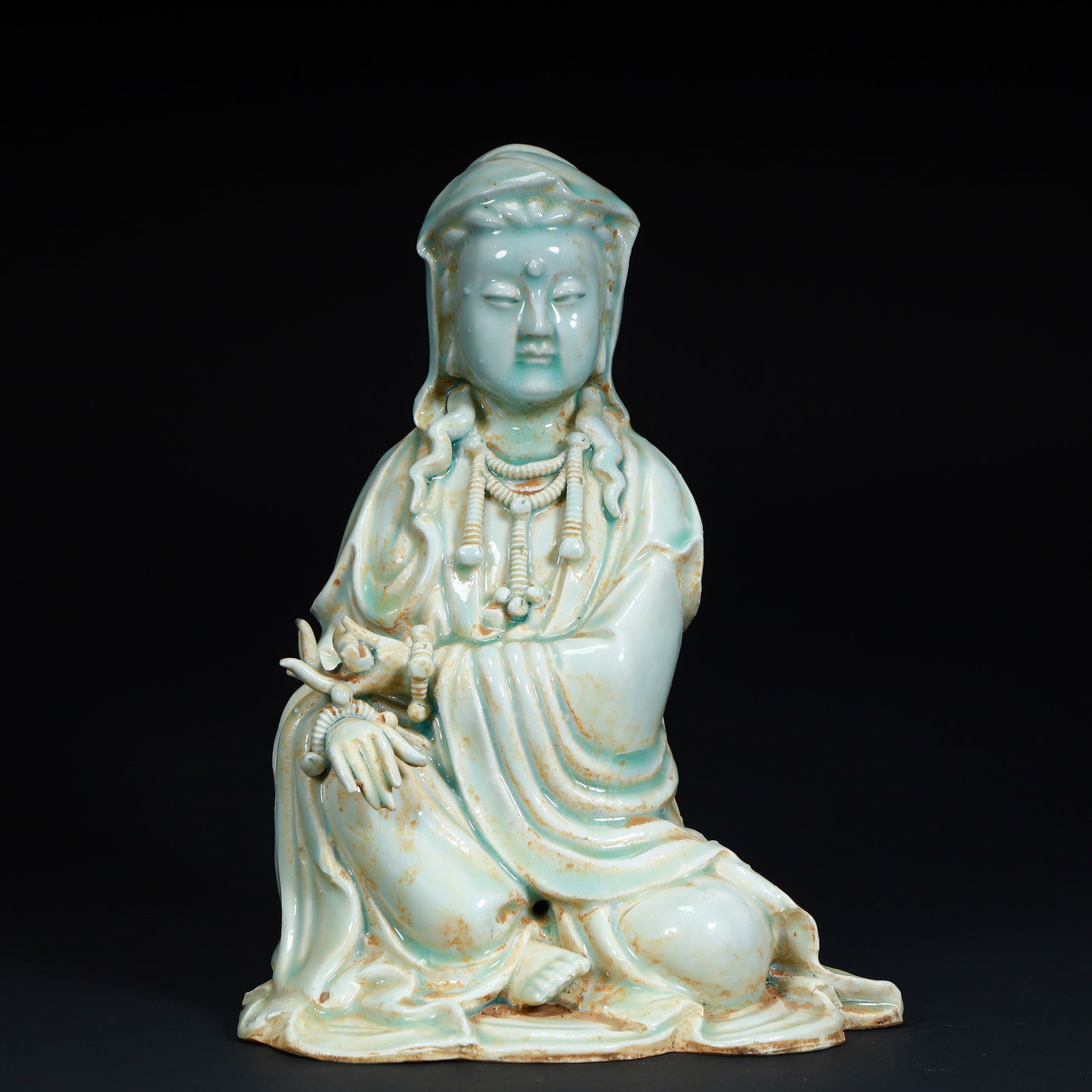 A seated statue of Guanyin with a shadow celadon glaze from the Hutian kiln in the Song Dynasty: The shadow celadon of the Hutian kiln in the Song Dynasty is a seated statue of Guanyin Size:H:26cmxL:18cmxW:12.5cm W: 1.8kg (The Dimensions Of All Batches Are Manually Measured.If You Need More