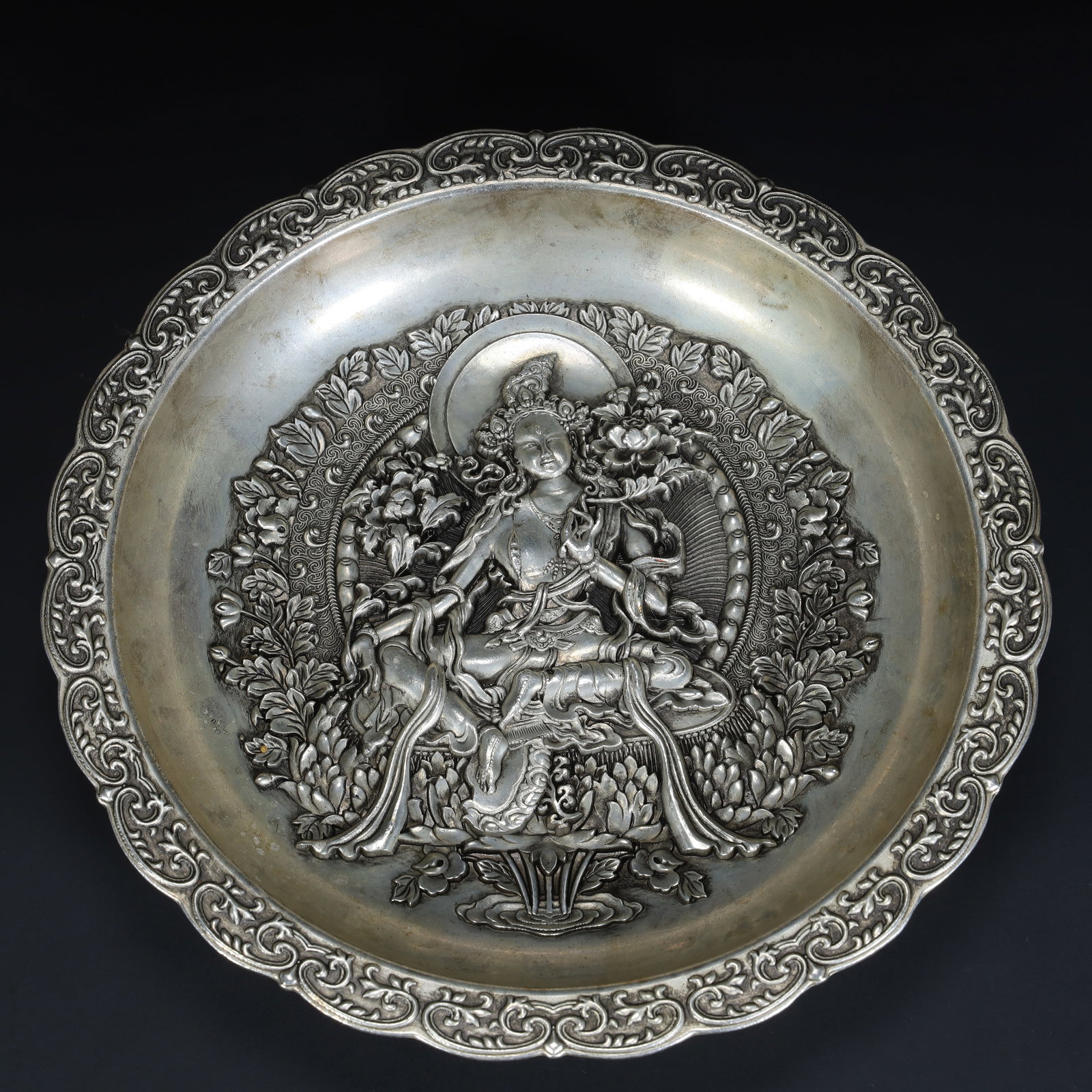 A Qing Dynasty gilt silver green Tara offering plate: Qing Dynasty's gilded silver green Tara offering Size:H:4cmxL:22.5cmxW:22.5cm W: 0.9075kg (The Dimensions Of All Batches Are Manually Measured.If You Need More Detailed Information, Please Contact Our