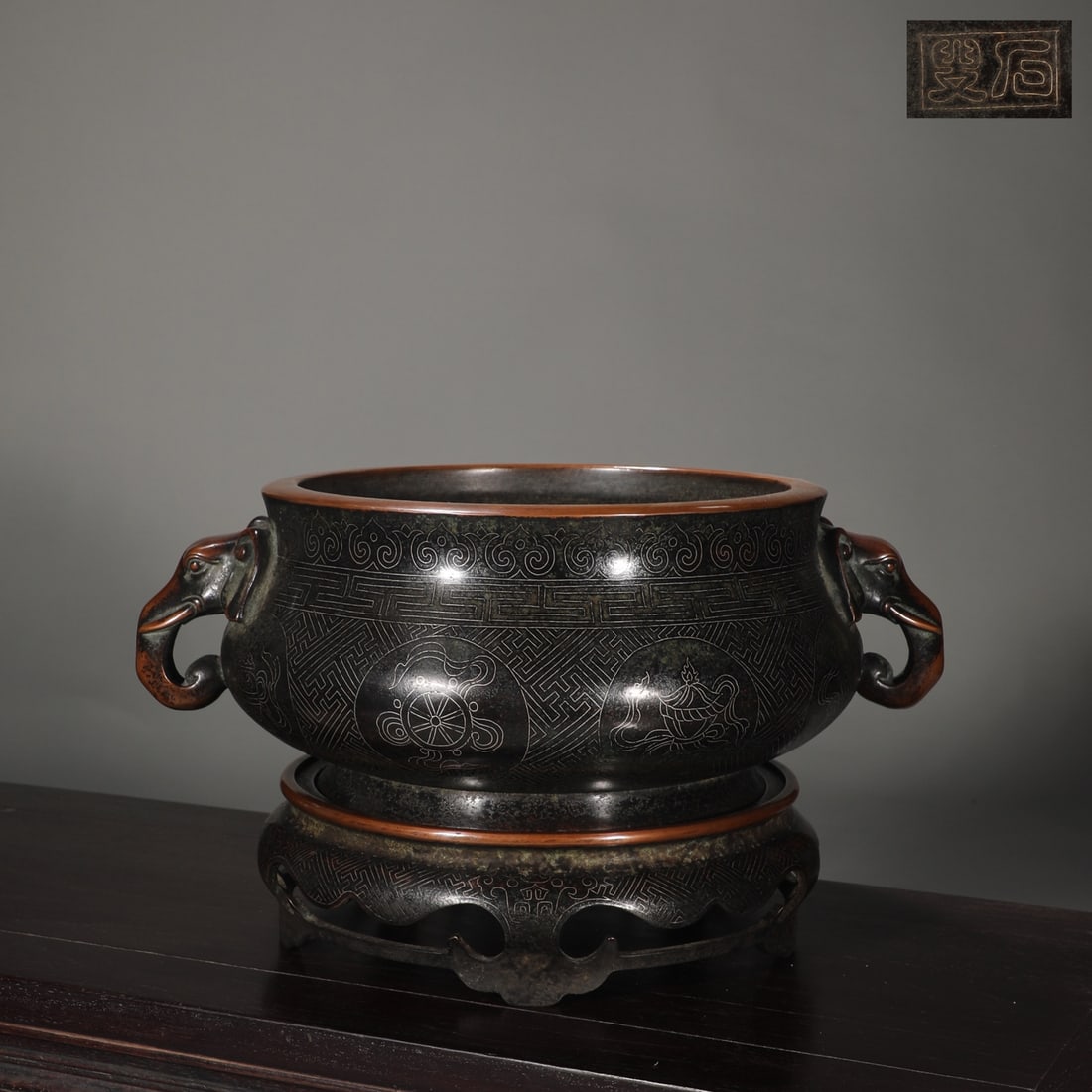 A copper tire of the Ming Dynasty with a silver silk eight treasure pattern elephant head ear: The copper tire of the Ming Dynasty is wrong and the silver silk eight treasure pattern elephant head ear furnace Size:H:21.1cm Calibre:26.2cm Belly diameter:30.8cm Ear distance:39.2cm W:15kg (The Dim