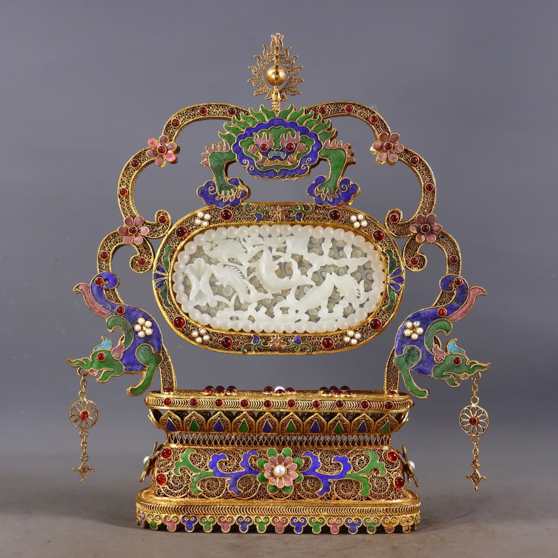 A beautiful filigree gilt inlaid Hetian jade screen (1 of 9)