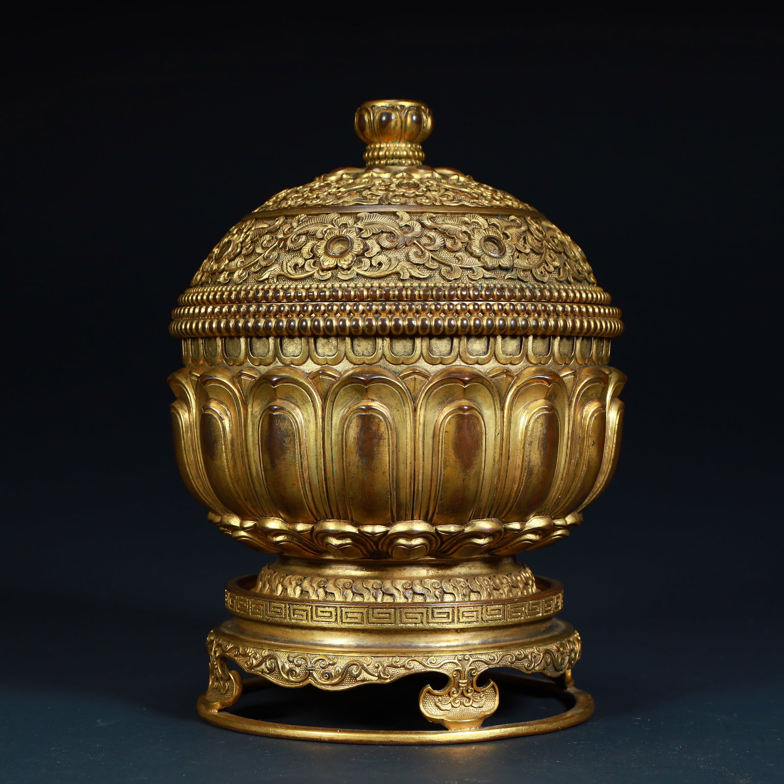 A copper gilt lotus pattern lid furnace from the Qing Dynasty: The copper gilt lotus pattern cover furnace of the Qing Dynasty Size:H:17cmxL:12.5cmxW:12.5cm W: 1.4kg (The Dimensions Of All Batches Are Manually Measured.If You Need More Detailed Information, Pleas