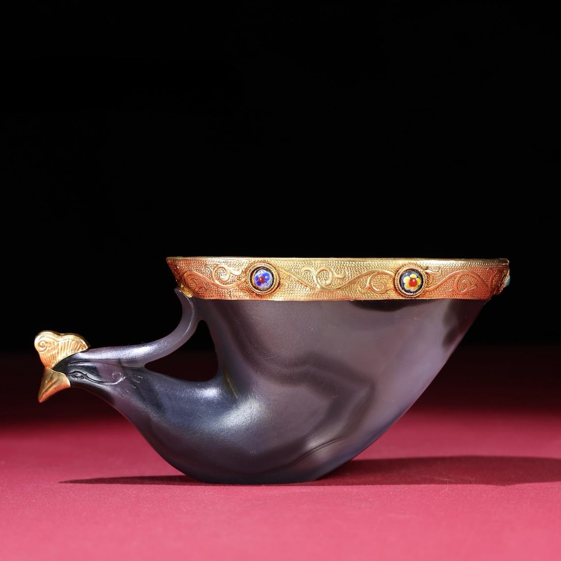 A beautiful natural agate phoenix cup: Exquisite natural agate phoenix cup Size:150x52x70mm W:180g (The Dimensions Of All Batches Are Manually Measured.If You Need More Detailed Information, Please Contact Our Customer Service Before Biddi