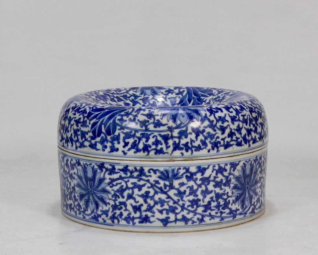 A Qing Dynasty Yongzheng year made enamel color Bogu Tugai bowl (1 of 8)