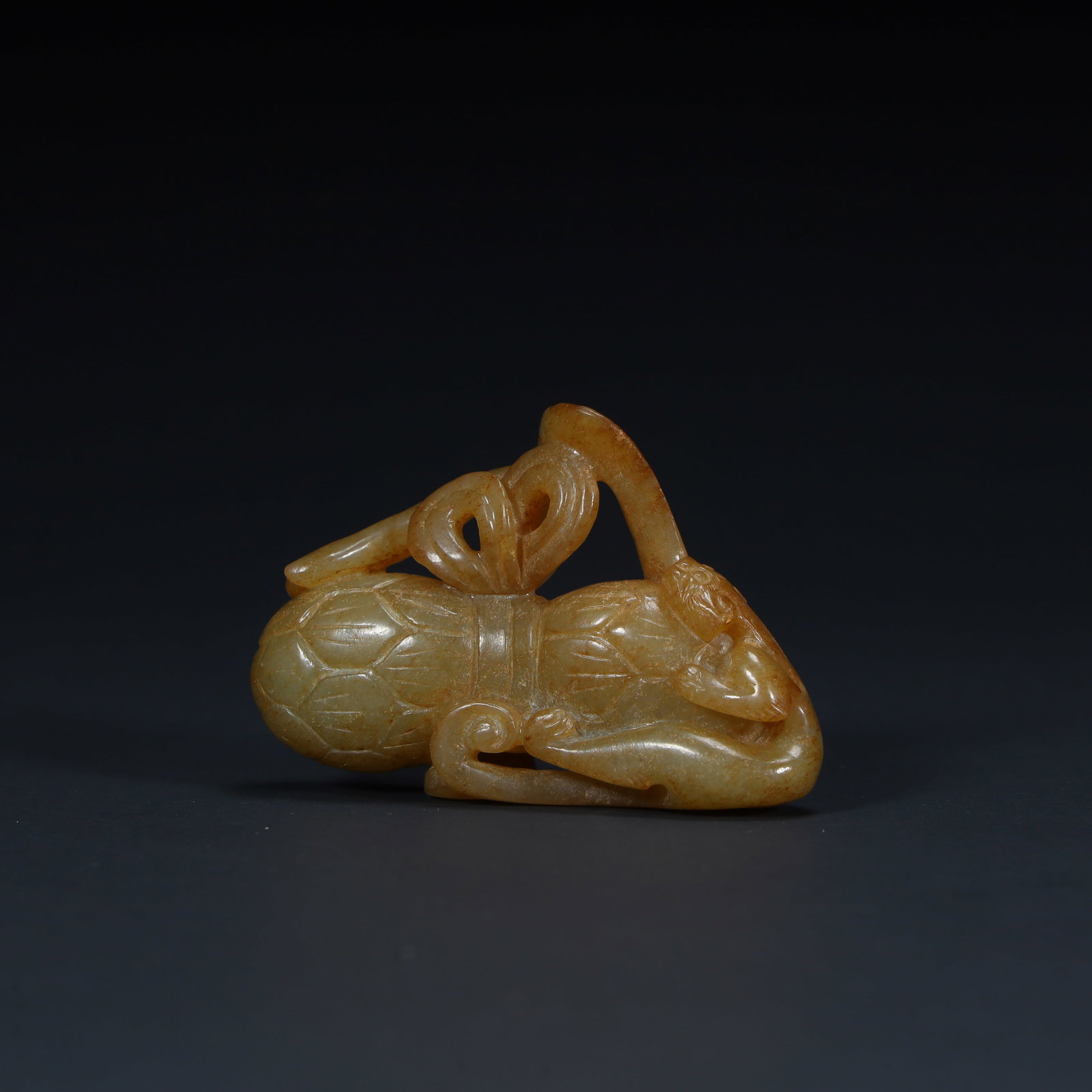 A piece of Hetian jade dragon handle piece of the Qing Dynasty: Qing Dynasty Hetian jade dragon handle Size:H:3.8cmxL:6cmxW:1.5cm W: 0.038kg (The Dimensions Of All Batches Are Manually Measured.If You Need More Detailed Information, Please Contact Our Customer Ser