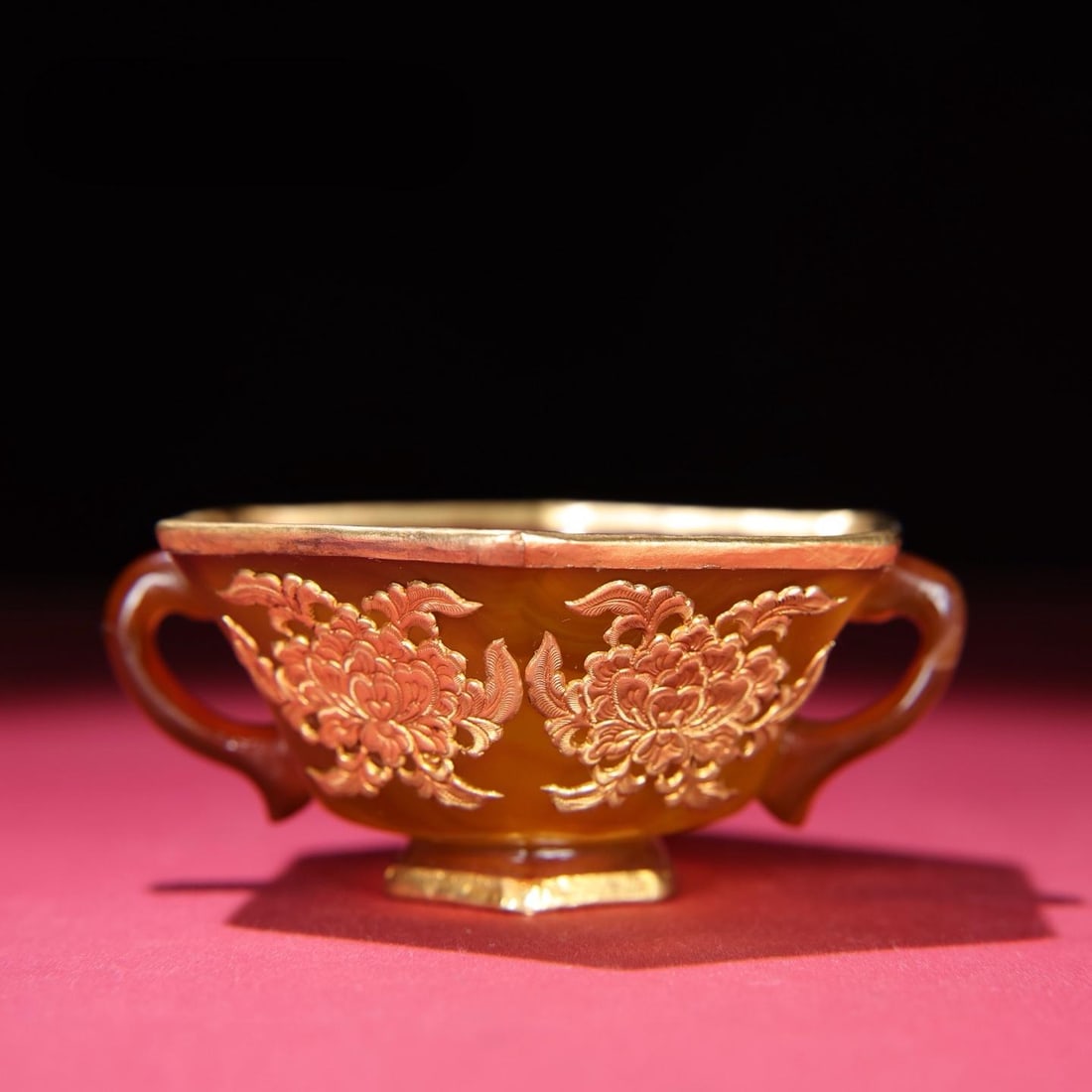A fine agate copper gilt amphora bowl: Exquisite onyx copper gilt amphora Size:110x103x51mm W:145g (The Dimensions Of All Batches Are Manually Measured.If You Need More Detailed Information, Please Contact Our Customer Service Before Biddi