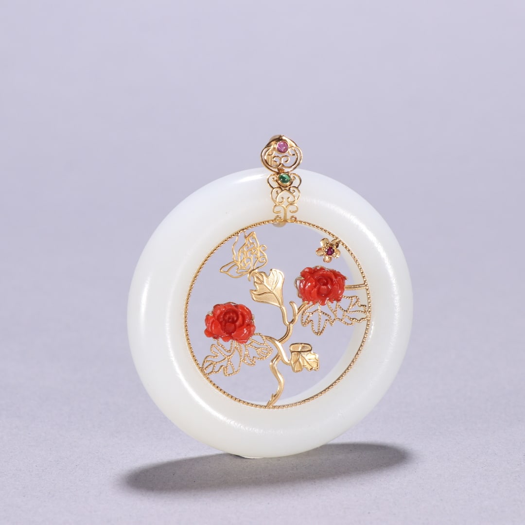 A beautiful Hetian jade-inlaid pure gold pattern pendant: Exquisite Hetian jade inlaid pure gold pattern pendant Size:H:6cm W:5.4cm W:0.0402kg (The Dimensions Of All Batches Are Manually Measured.If You Need More Detailed Information, Please Contact Our Cust