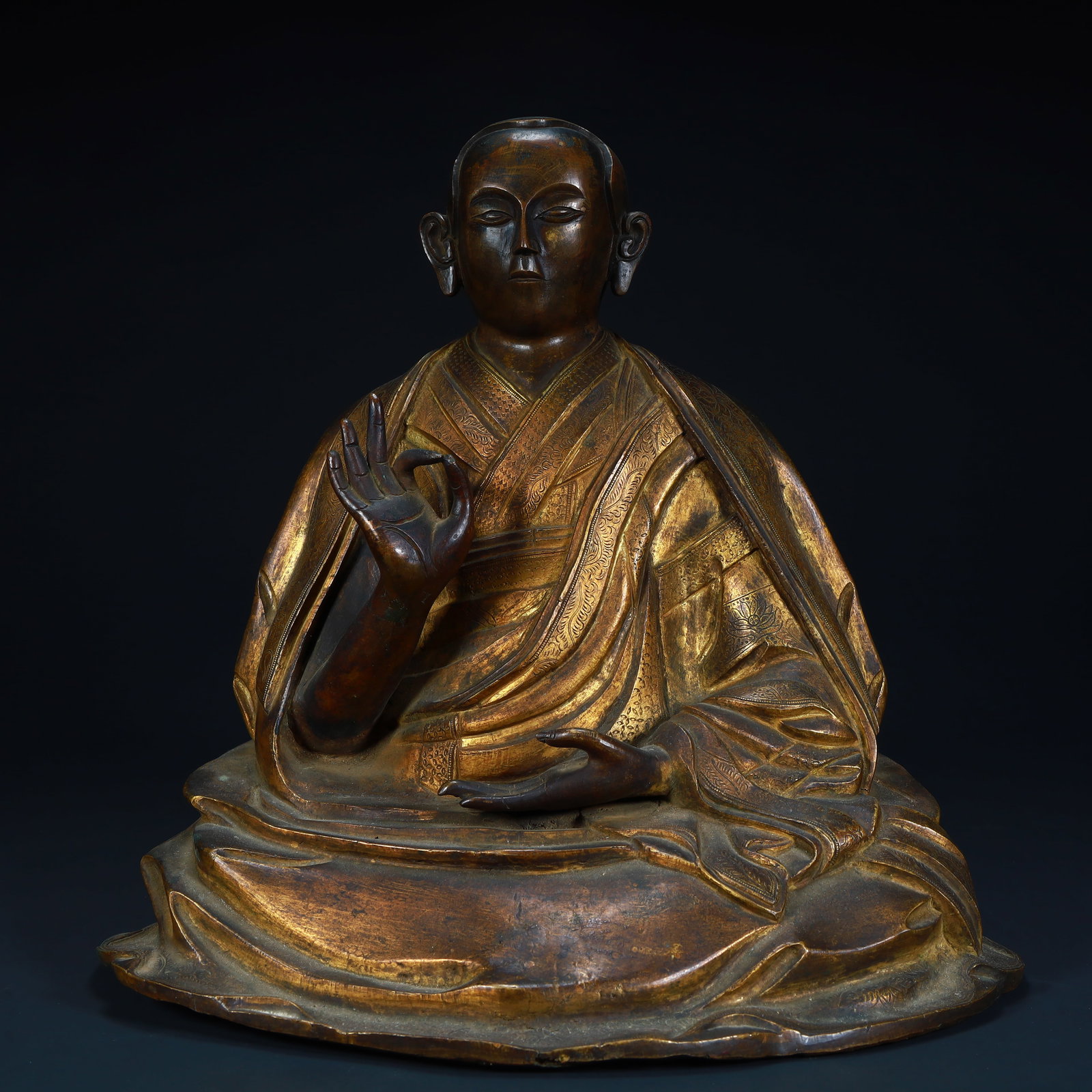 A bronze gilt statue of the guru in the Qing Dynasty: The bronze gilt guru statue of the Qing Dynasty Size:H:25.5cmxL:26cmxW:17cm W: 5.6kg (The Dimensions Of All Batches Are Manually Measured.If You Need More Detailed Information, Please Contact Our Cust