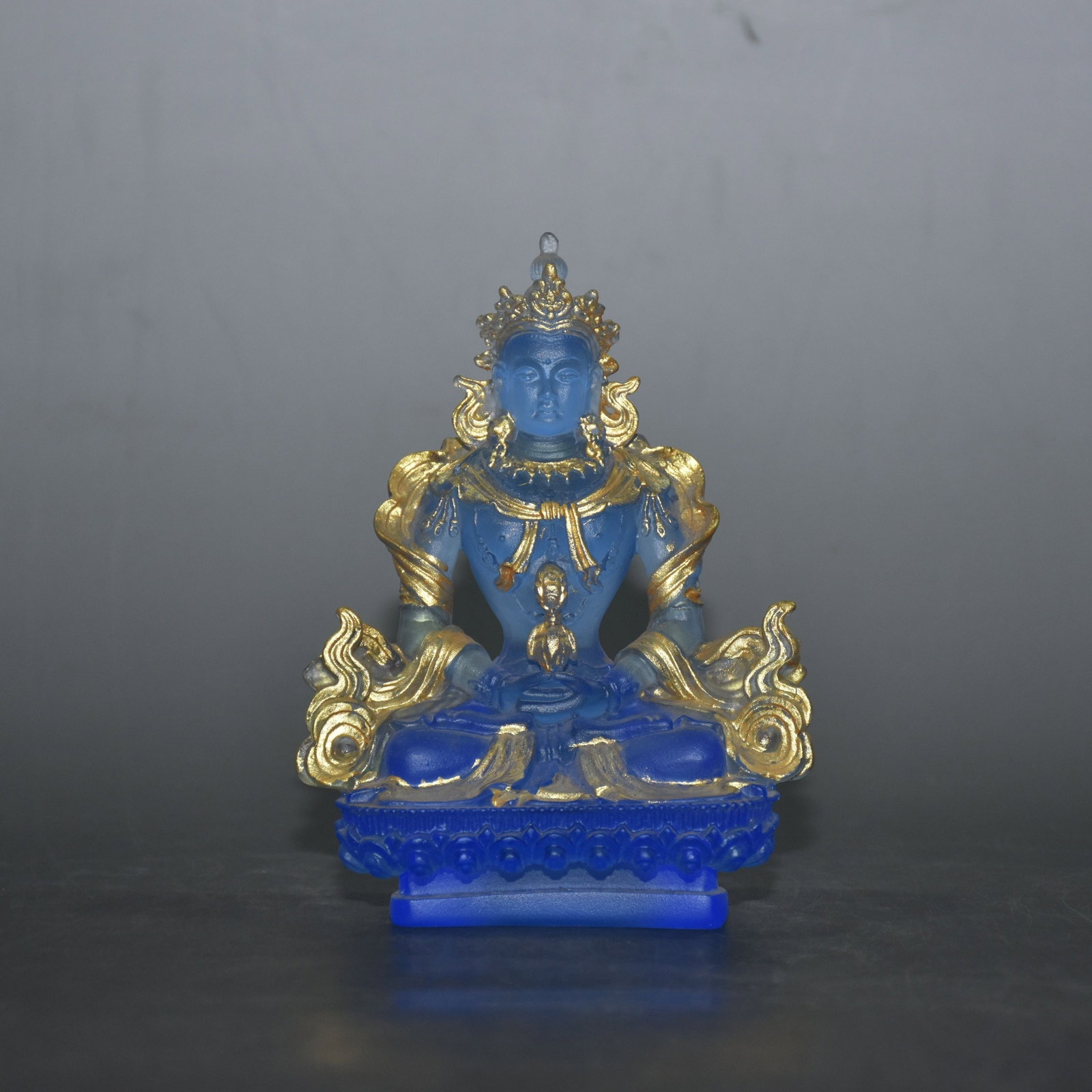 A beautiful glass carved Vajrasattva Buddha: Exquisite glass carving Vajrasattva Buddha Size:W:9.5cm T:5.5cm H:12cm W:0.358kg (The Dimensions Of All Batches Are Manually Measured.If You Need More Detailed Information, Please Contact Our Customer