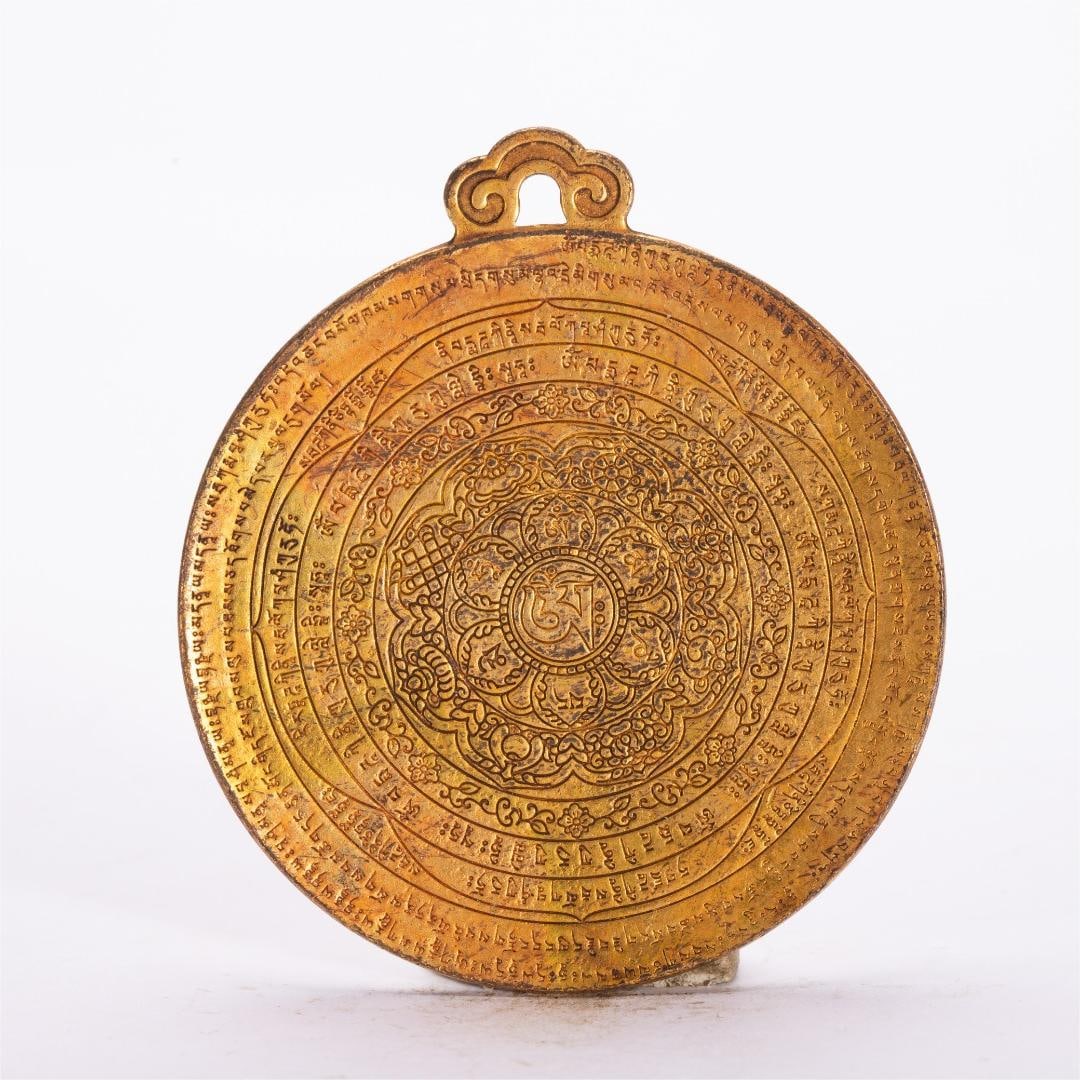 A fine copper-gilt plaque: Exquisite copper gilt plaque Size:L:7cm W:6cm W:0.05kg (The Dimensions Of All Batches Are Manually Measured.If You Need More Detailed Information, Please Contact Our Customer Service Before Bidding.)