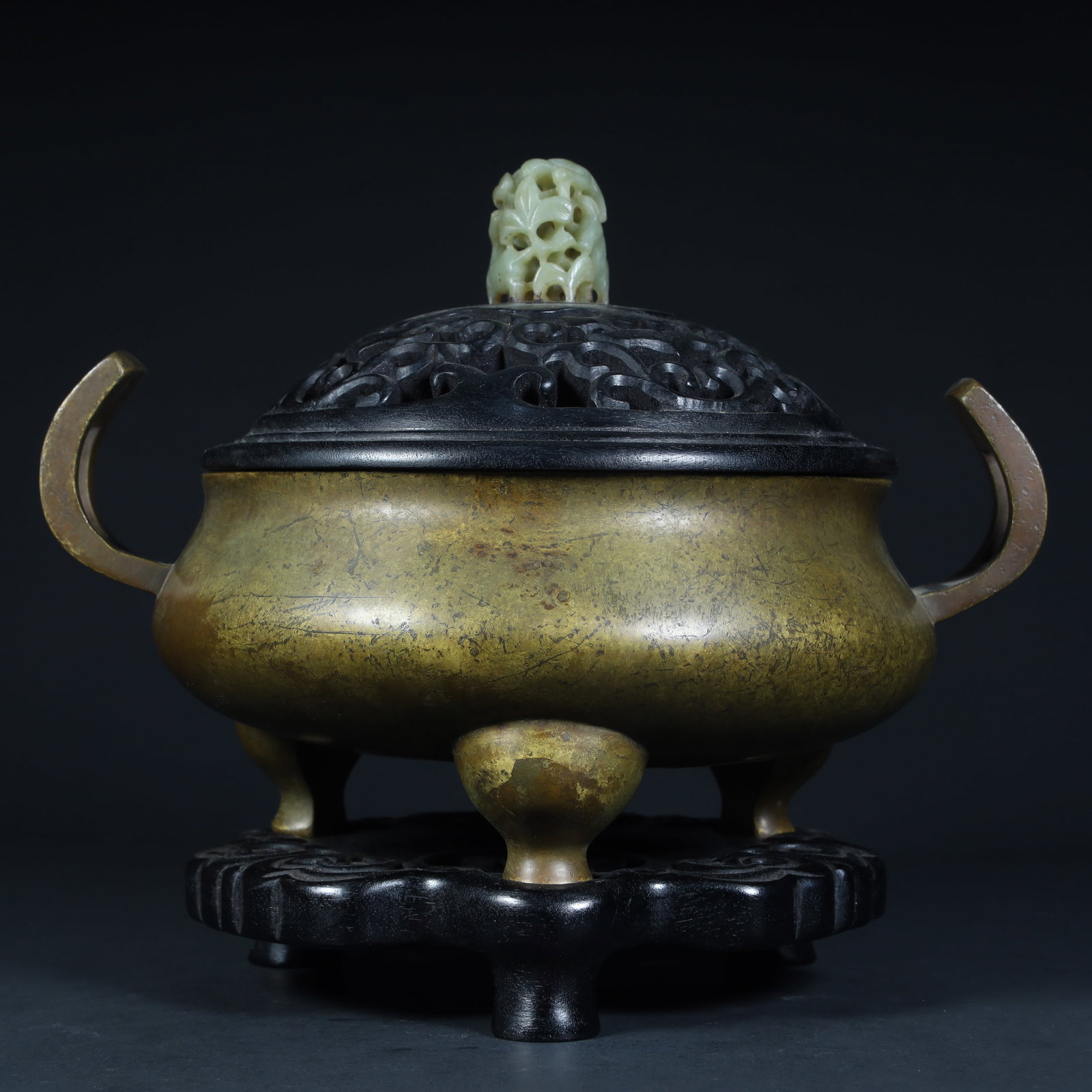 A copper sprinkled gold amphora three-legged aromatherapy stove from the Qing Dynasty: The copper sprinkled gold amphora three-legged aroma burner in the Qing Dynasty Size:H:21cmxL:24.8cmxW:20cm W: 2.8kg (The Dimensions Of All Batches Are Manually Measured.If You Need More Detailed Info