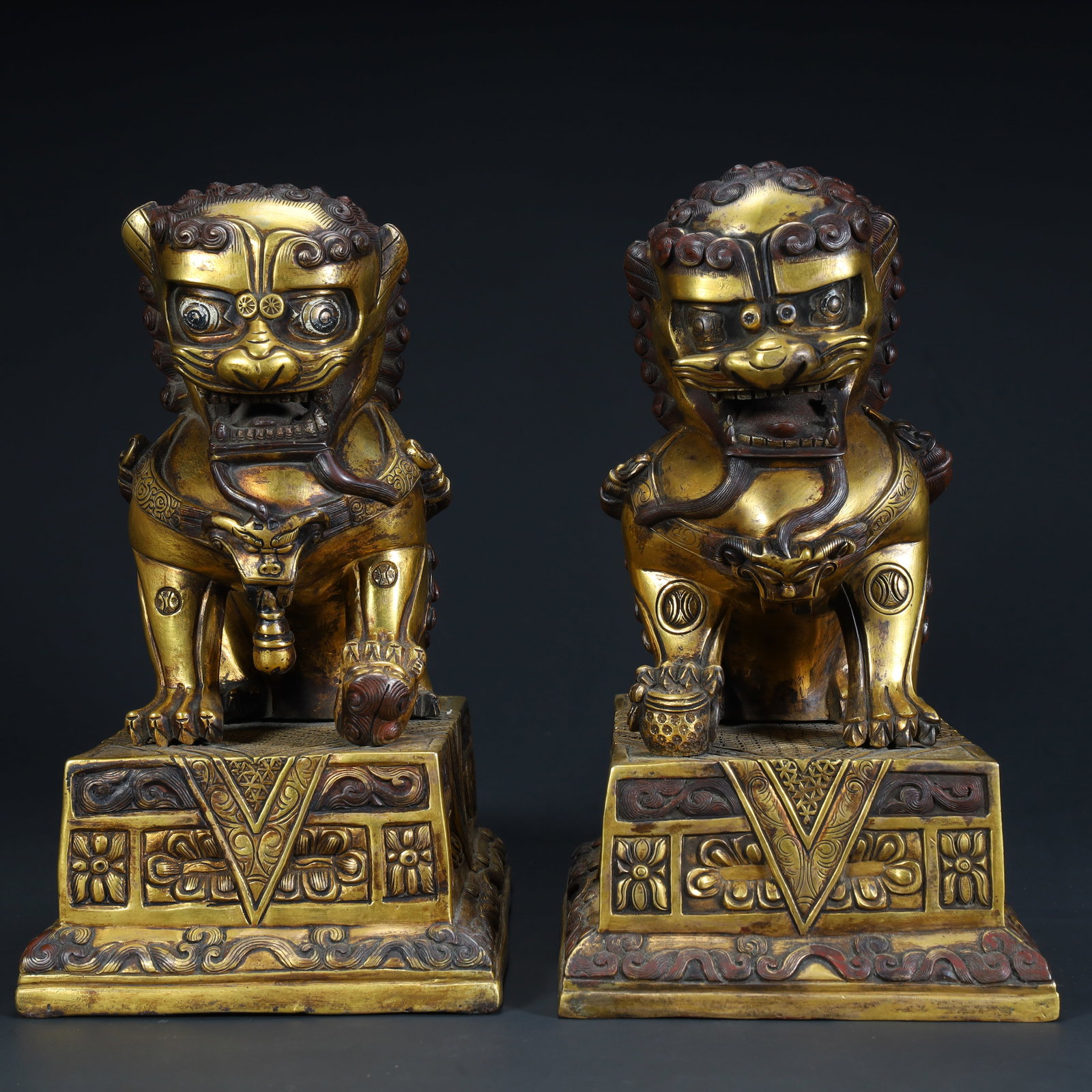 A copper-gilt lion-shaped ornament from the middle of the Qing Dynasty: A copper-gilt lion-shaped ornament in the middle of the Qing Dynasty Size:H:19cmxL:14.5cmxW:11cm W: 5.8kg (The Dimensions Of All Batches Are Manually Measured.If You Need More Detailed Information, Pl