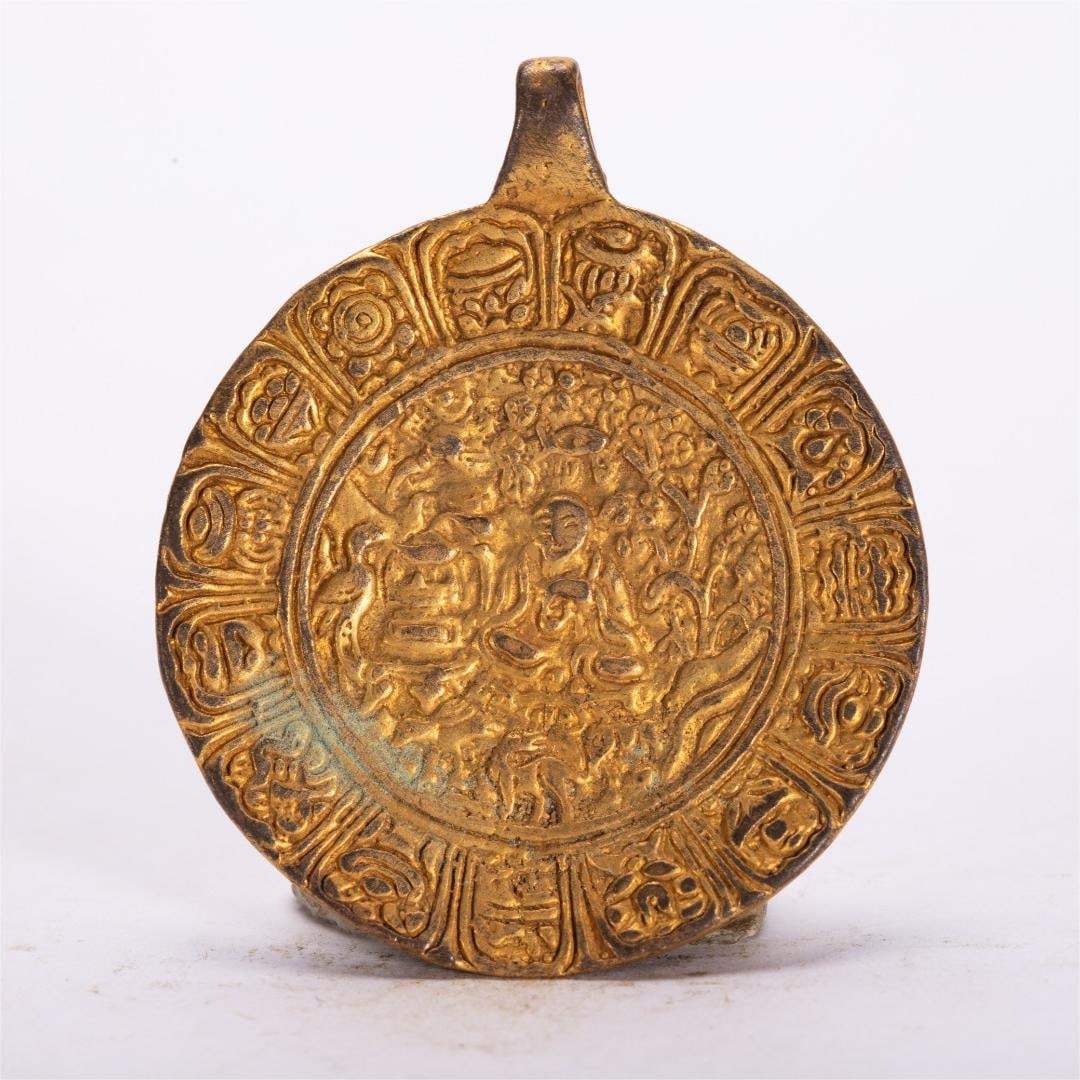 A fine copper-gilt plaque: Exquisite copper gilt plaque Size:L:5cm W:4cm W:0.02kg (The Dimensions Of All Batches Are Manually Measured.If You Need More Detailed Information, Please Contact Our Customer Service Before Bidding.)