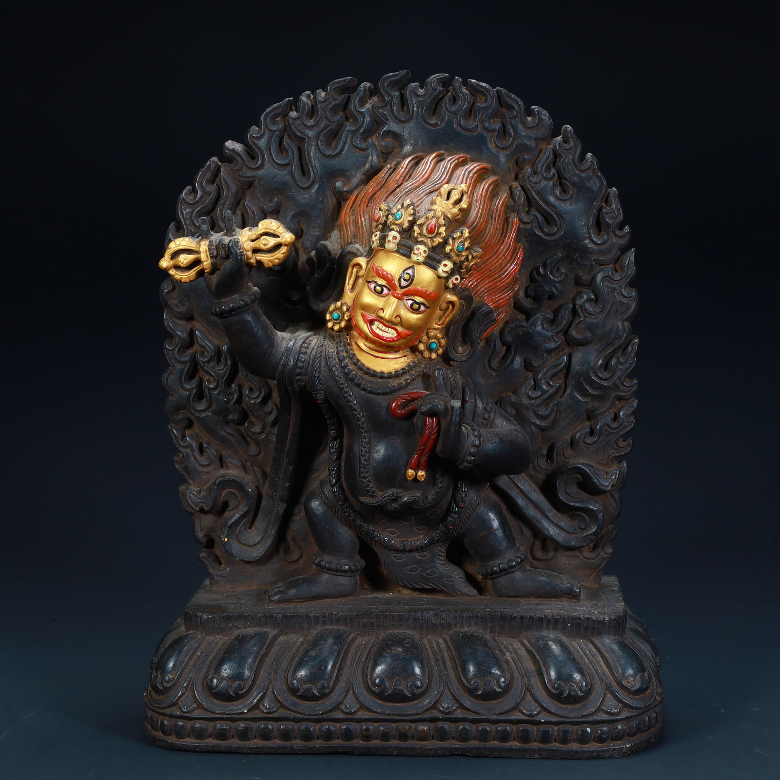 A bronze gilt two-armed black sky statue of the Qing Dynasty: The bronze gilt two-armed black sky statue of the Qing Dynasty Size:H:21cmxL:16.5cmxW:7cm W: 2.3kg (The Dimensions Of All Batches Are Manually Measured.If You Need More Detailed Information, Please Co