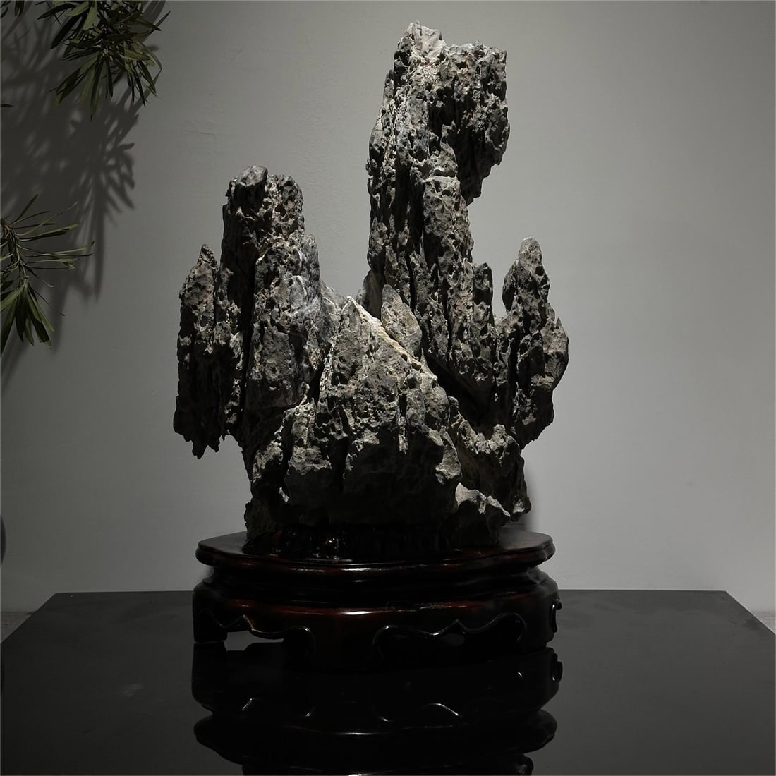 A fine stone: Exquisite stone Size:H:50cm W:30cm T:20cm (The Dimensions Of All Batches Are Manually Measured.If You Need More Detailed Information, Please Contact Our Customer Service Before Bidding.)