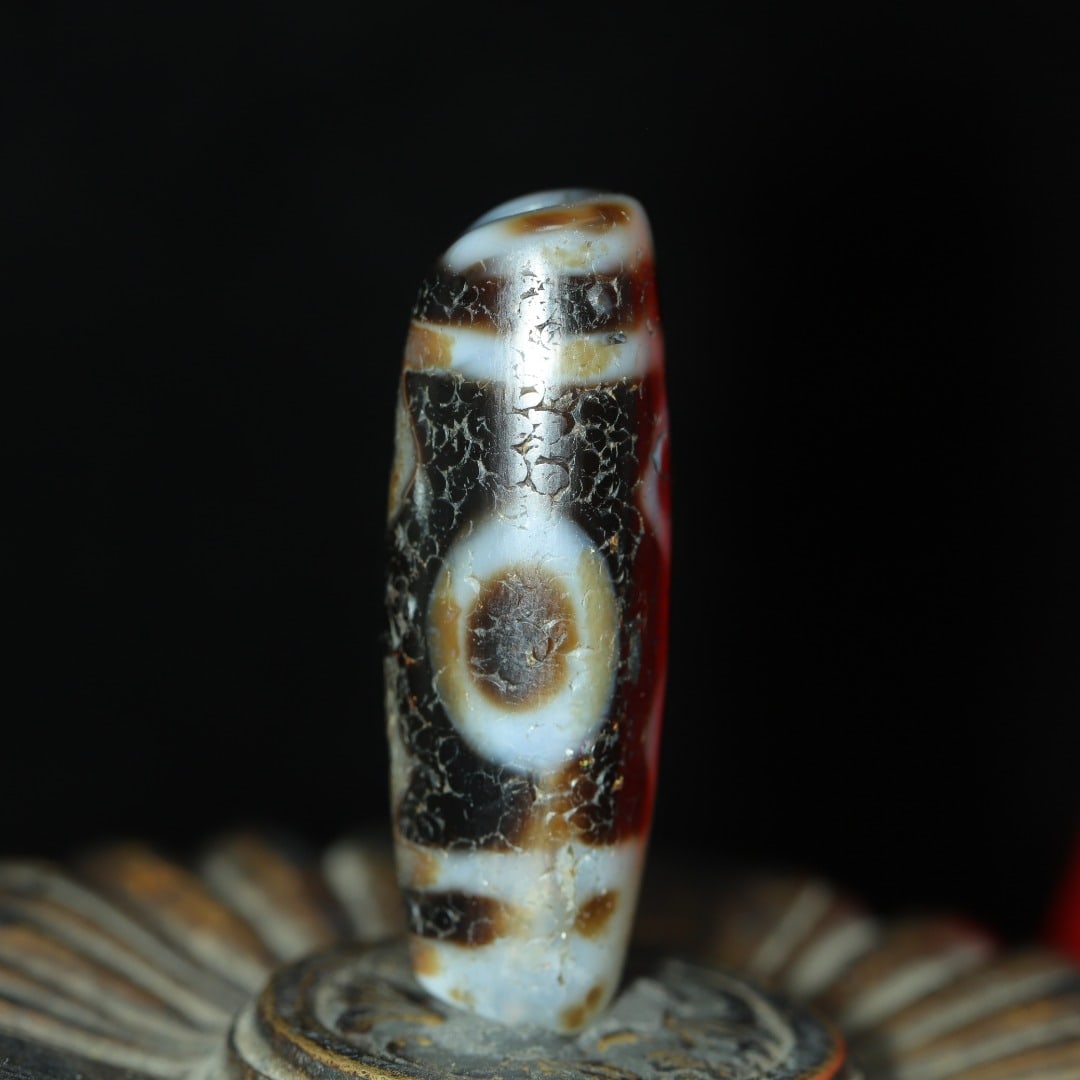 A beautiful six-eyed dzi: Exquisite six-eyed Dzi Size:44x15mm W:0.016kg (The Dimensions Of All Batches Are Manually Measured.If You Need More Detailed Information, Please Contact Our Customer Service Before Bidding.)