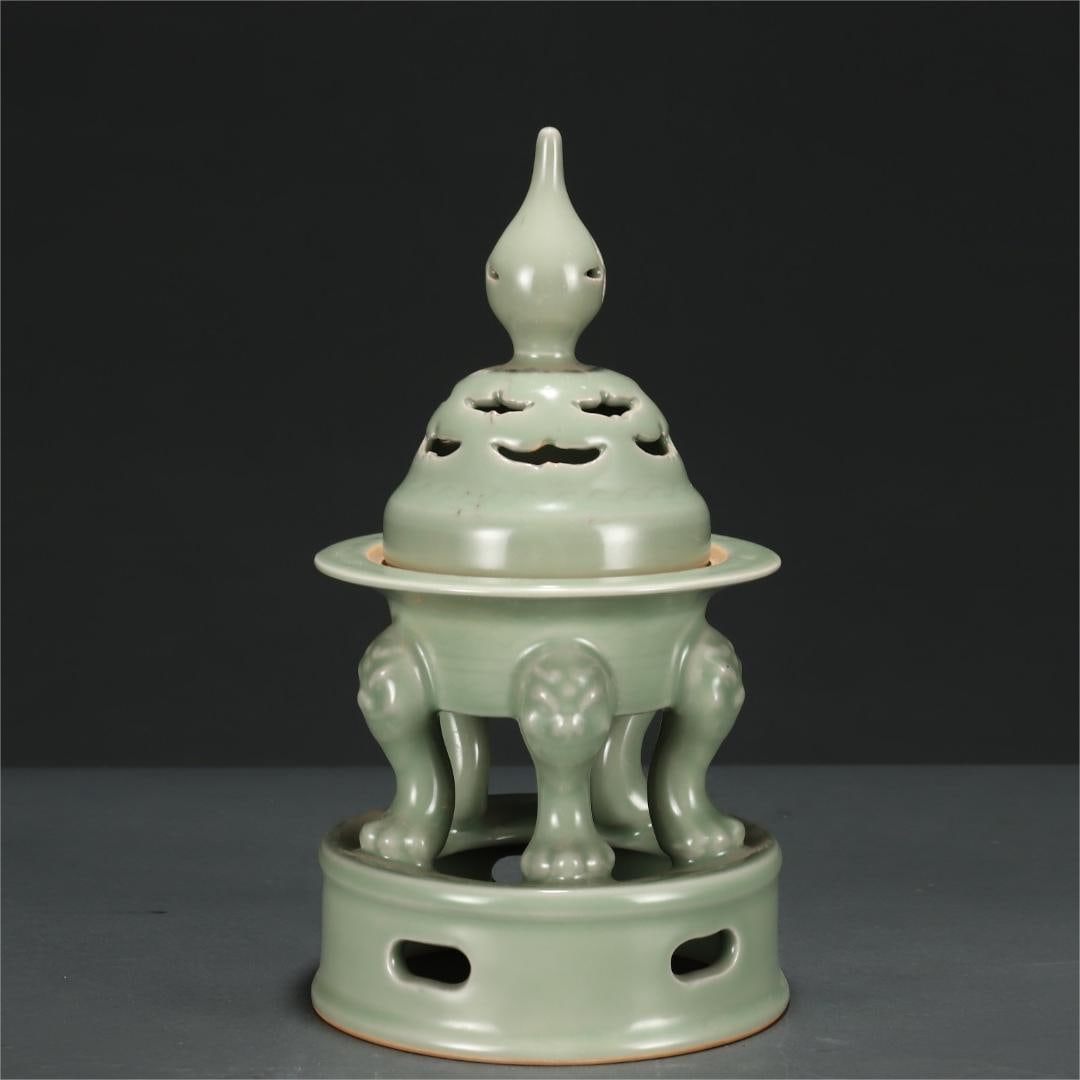 A five-legged smoker of the Song Dynasty Longquan kiln: The five-legged smoker of the Longquan kiln in the Song Dynasty Size:H:24.5cm Belly diameter:13.3cm (The Dimensions Of All Batches Are Manually Measured.If You Need More Detailed Information, Please