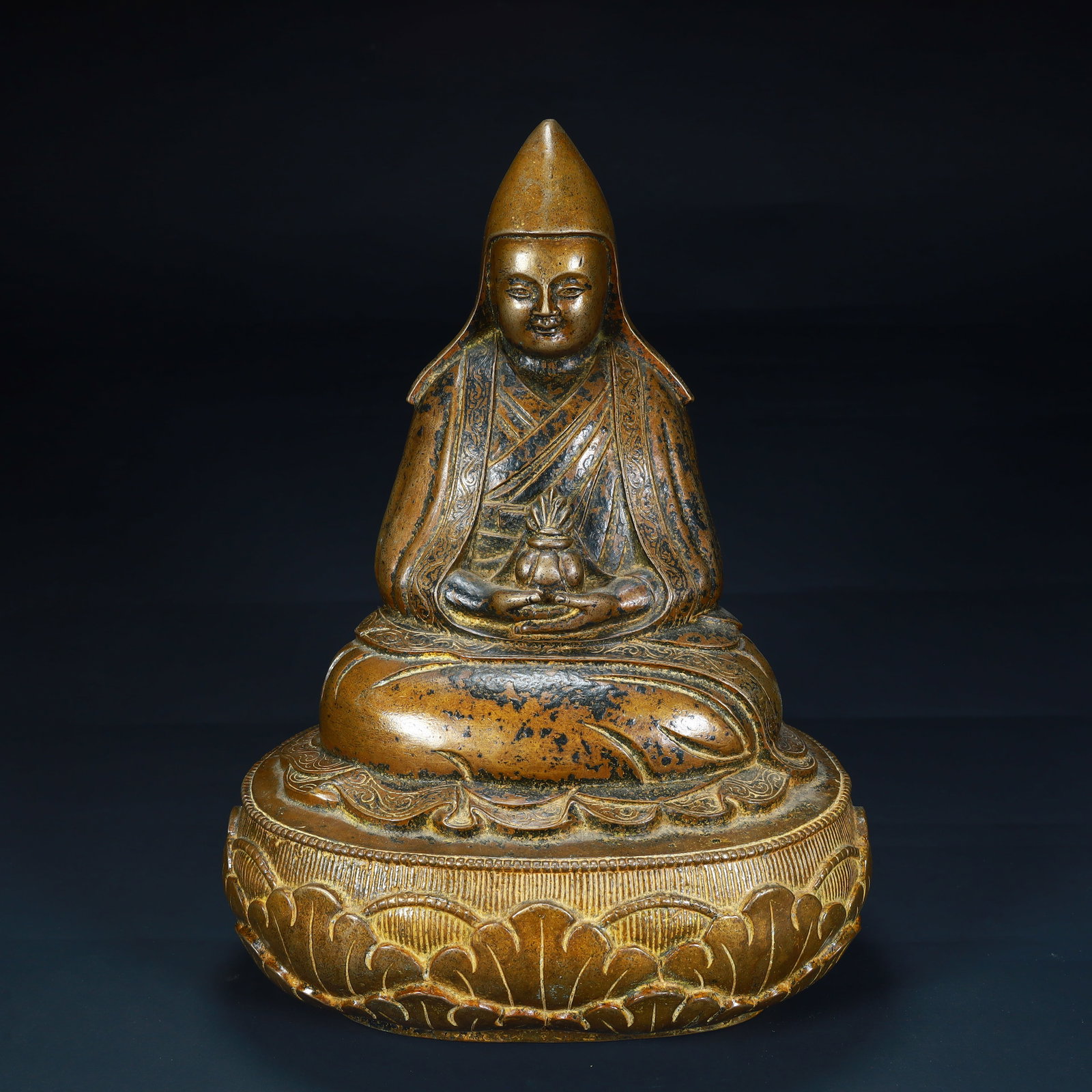 A bronze statue of Tsongkhapa from the Qing Dynasty: A bronze statue of Tsongkhapa in the Qing Dynasty Size:H:29cmxL:21cmxW:17cm W: 2.5kg (The Dimensions Of All Batches Are Manually Measured.If You Need More Detailed Information, Please Contact Our