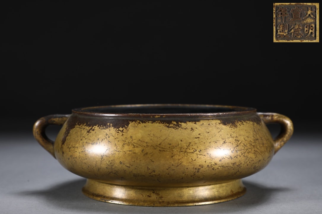 A copper-tired dragon ear furnace from the Ming Dynasty: The copper-tired dragon ear furnace of the Ming Dynasty Size:H:5.8cm Calibre:12.7cm Belly diameter:15.5cm Ear distance:18.2cm W:1.2kg (The Dimensions Of All Batches Are Manually Measured.If You Need